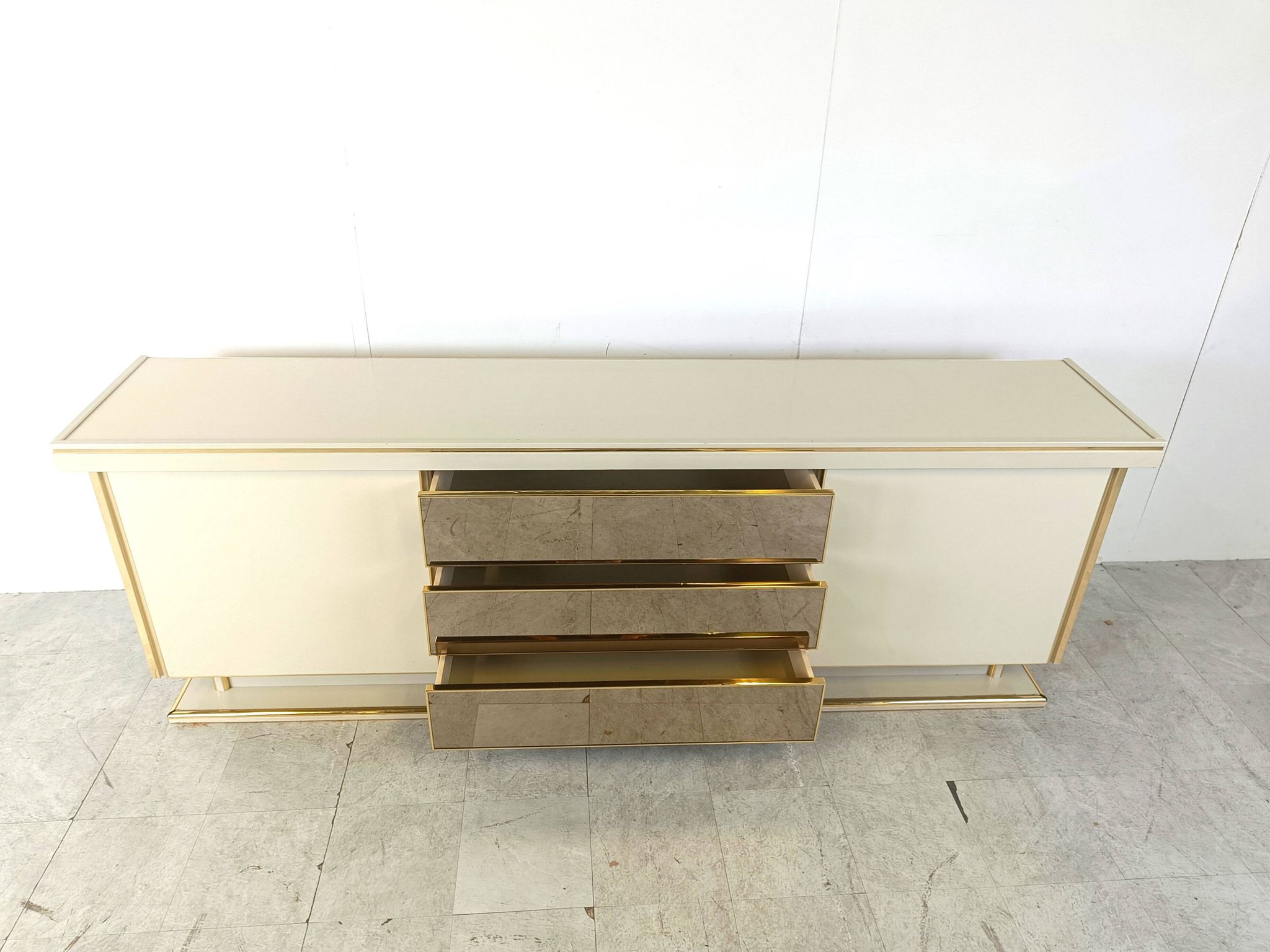 Buffet vintage en laiton et laque, années 1970