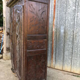 Armoire bretonne ancienne en chêne sculpté