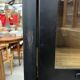 Vitrine industrielle en fer forgé et en bois