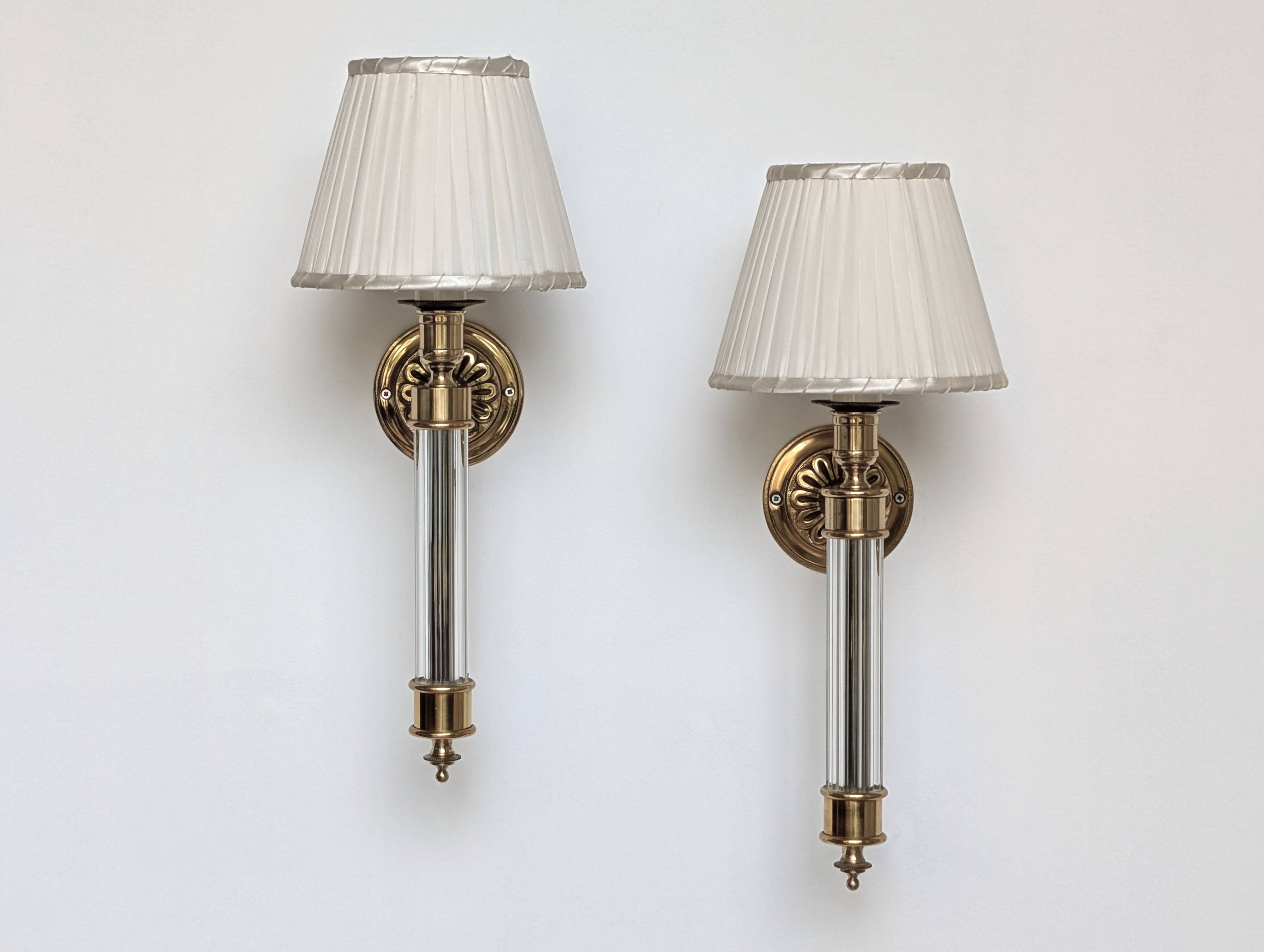 Paire appliques en bronze doré et plexiglass
