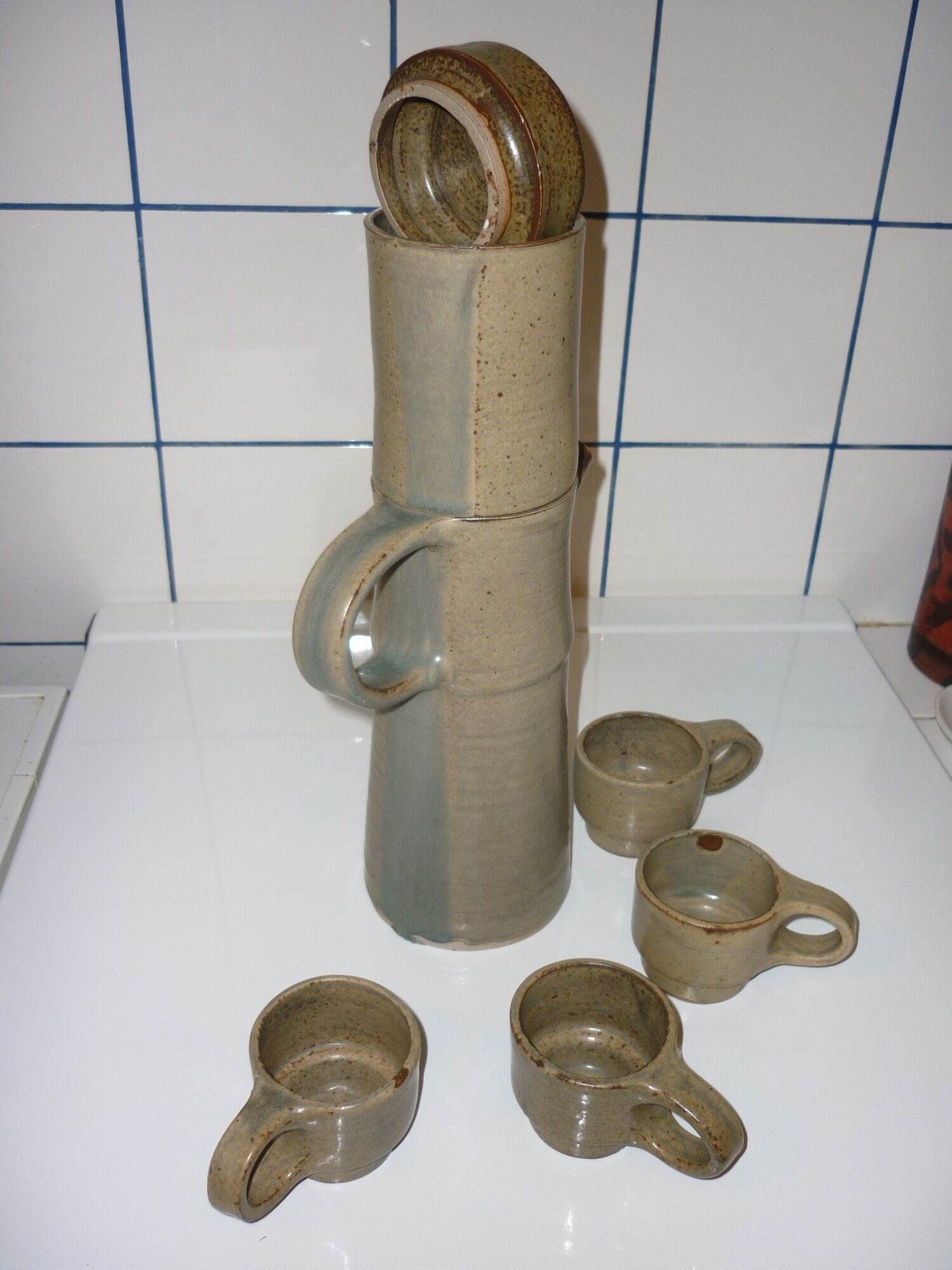 High coffee or teapot and 4 cups in sandstone