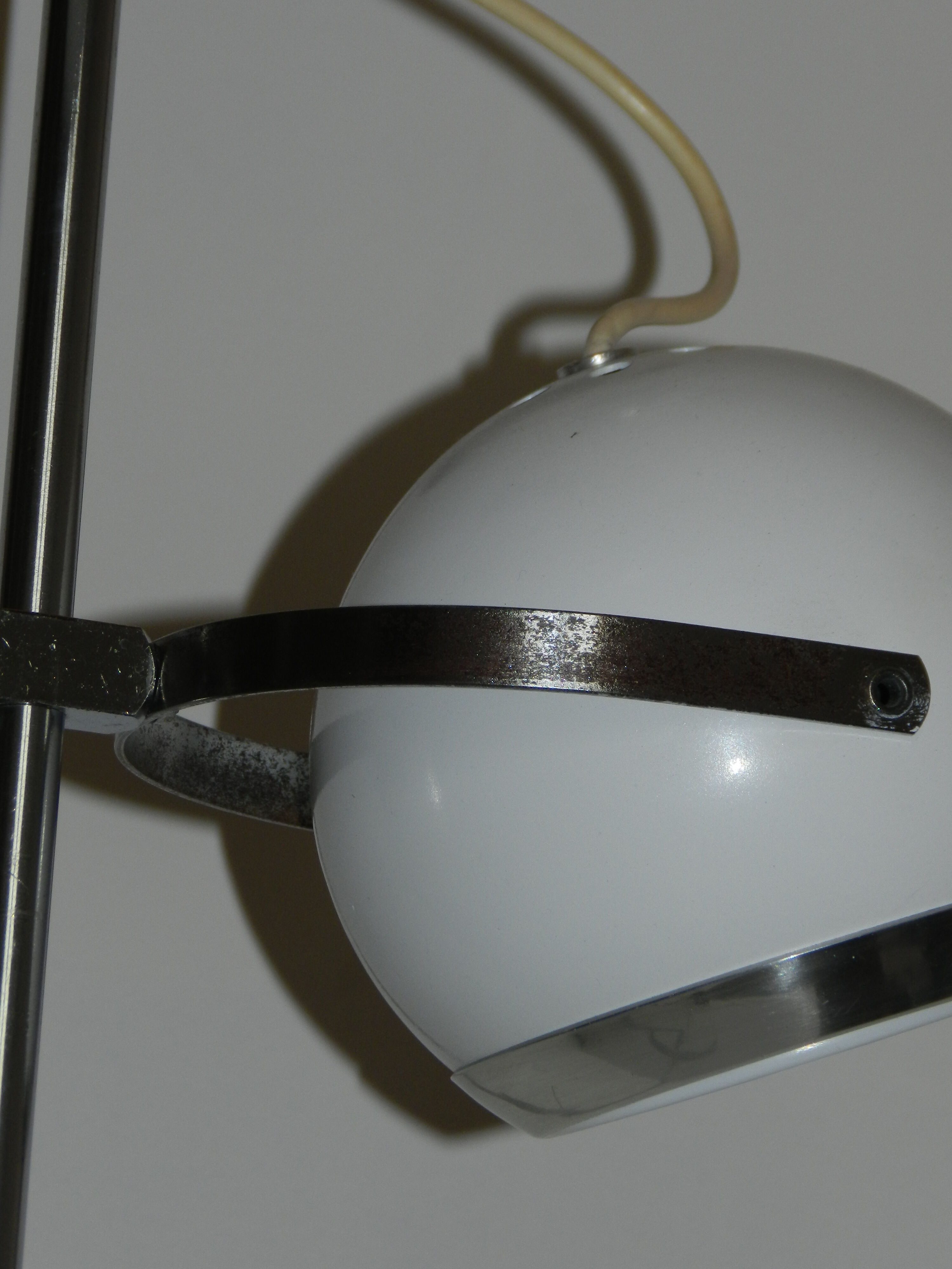 3-ball white and chrome lamppost