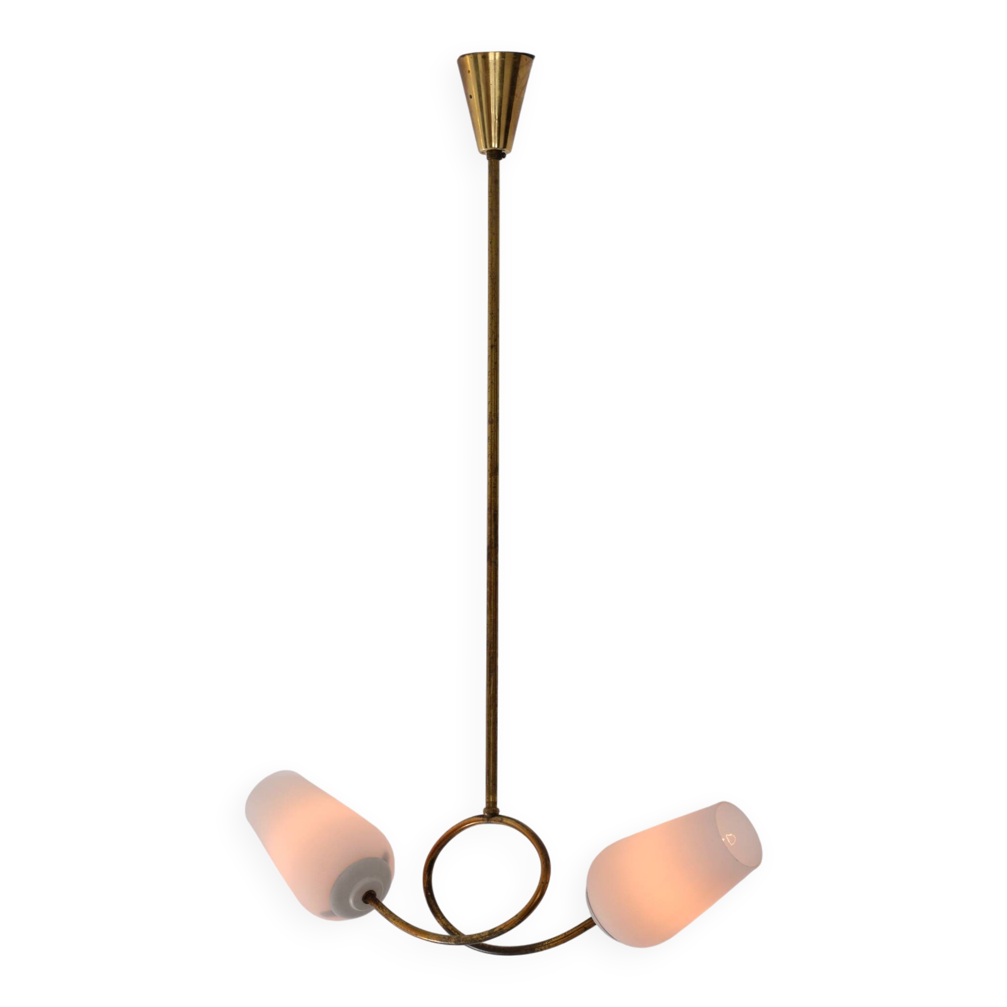 Lustre en laiton des années 1950 avec deux abat-jour en verre opalin