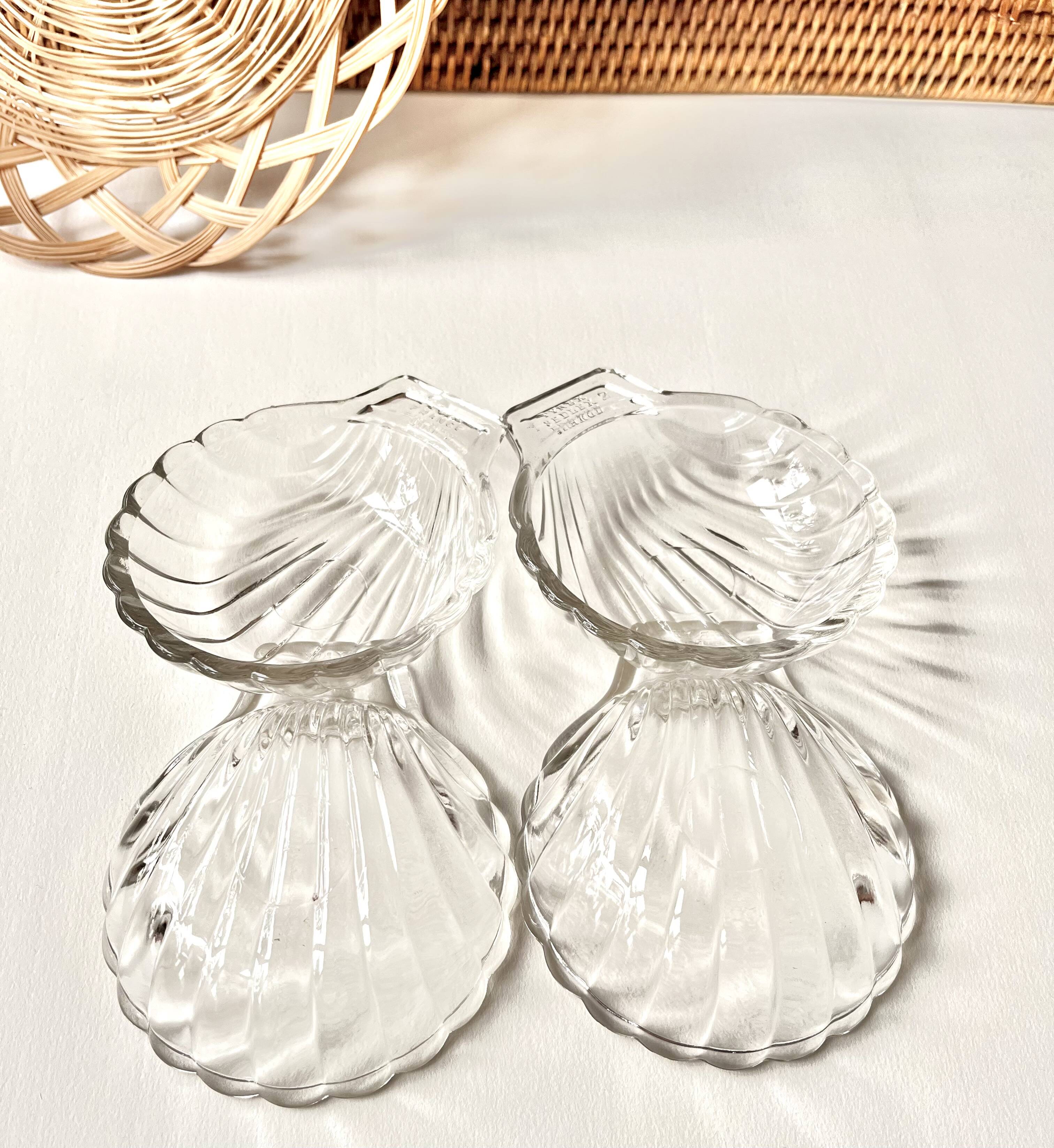 4 shell-shaped cups
