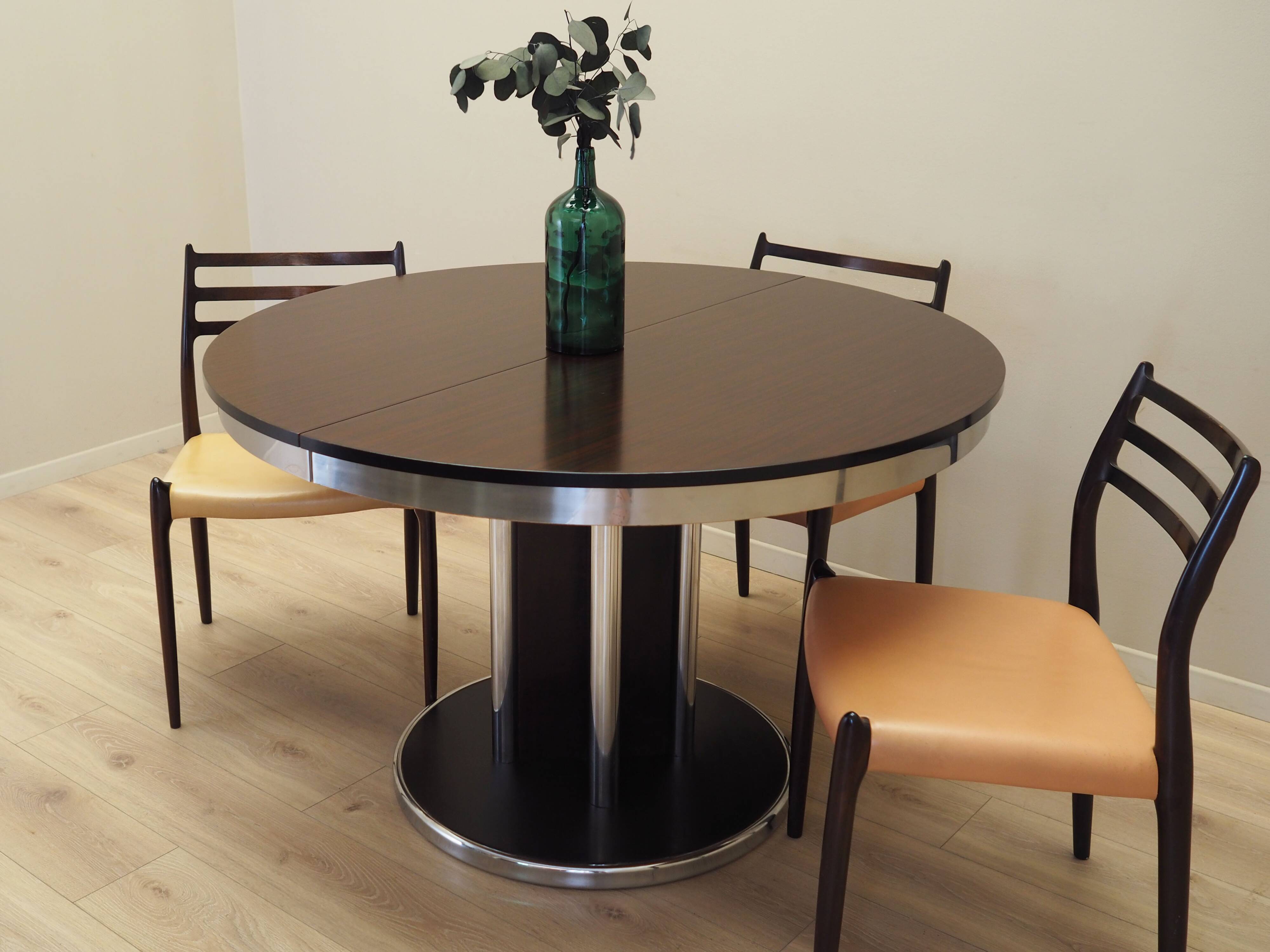Extendable round table, Italy, 1970s