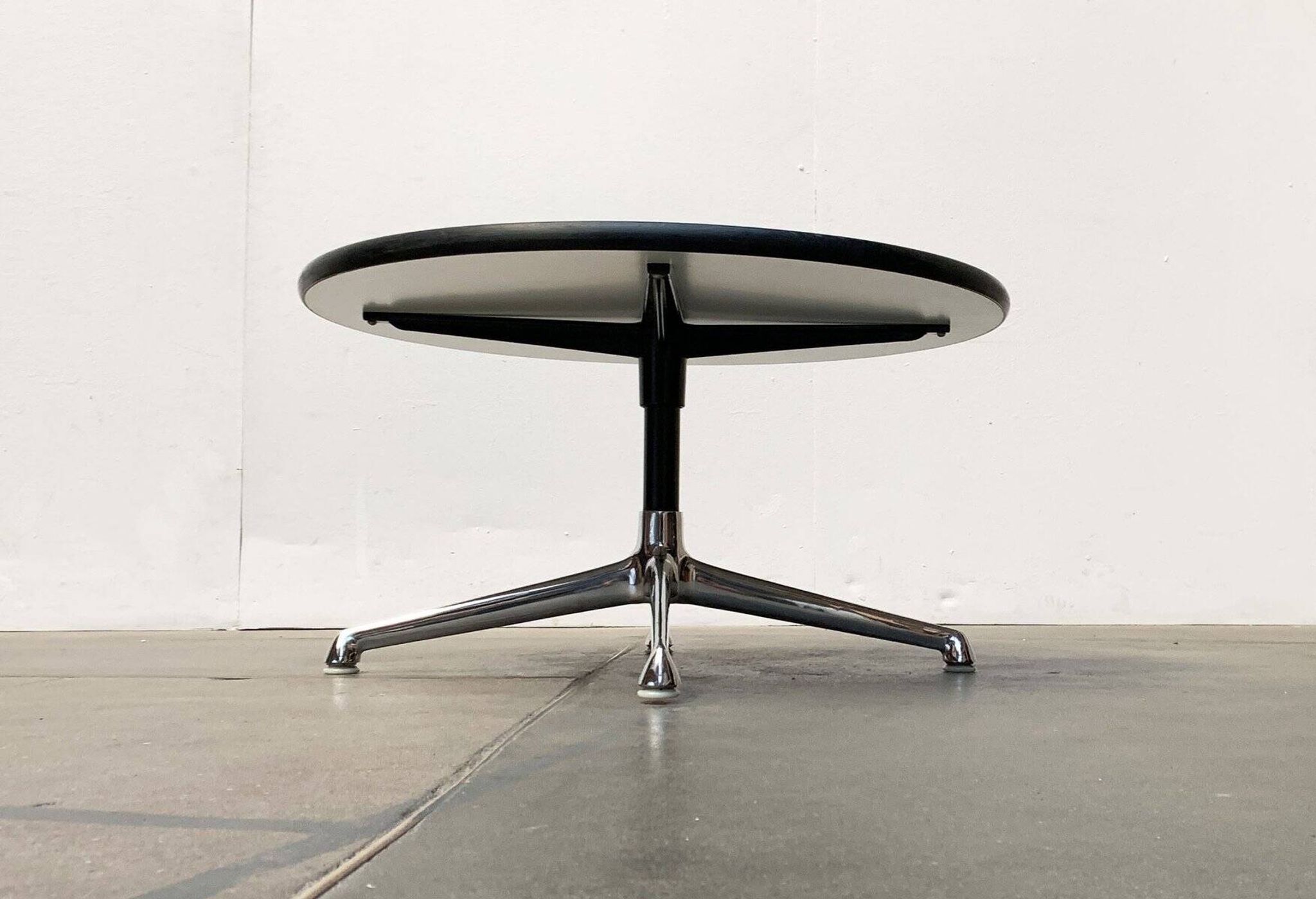 Table d'appoint du milieu du siècle par Charles & Ray Eames pour Herman Miller, années 1960