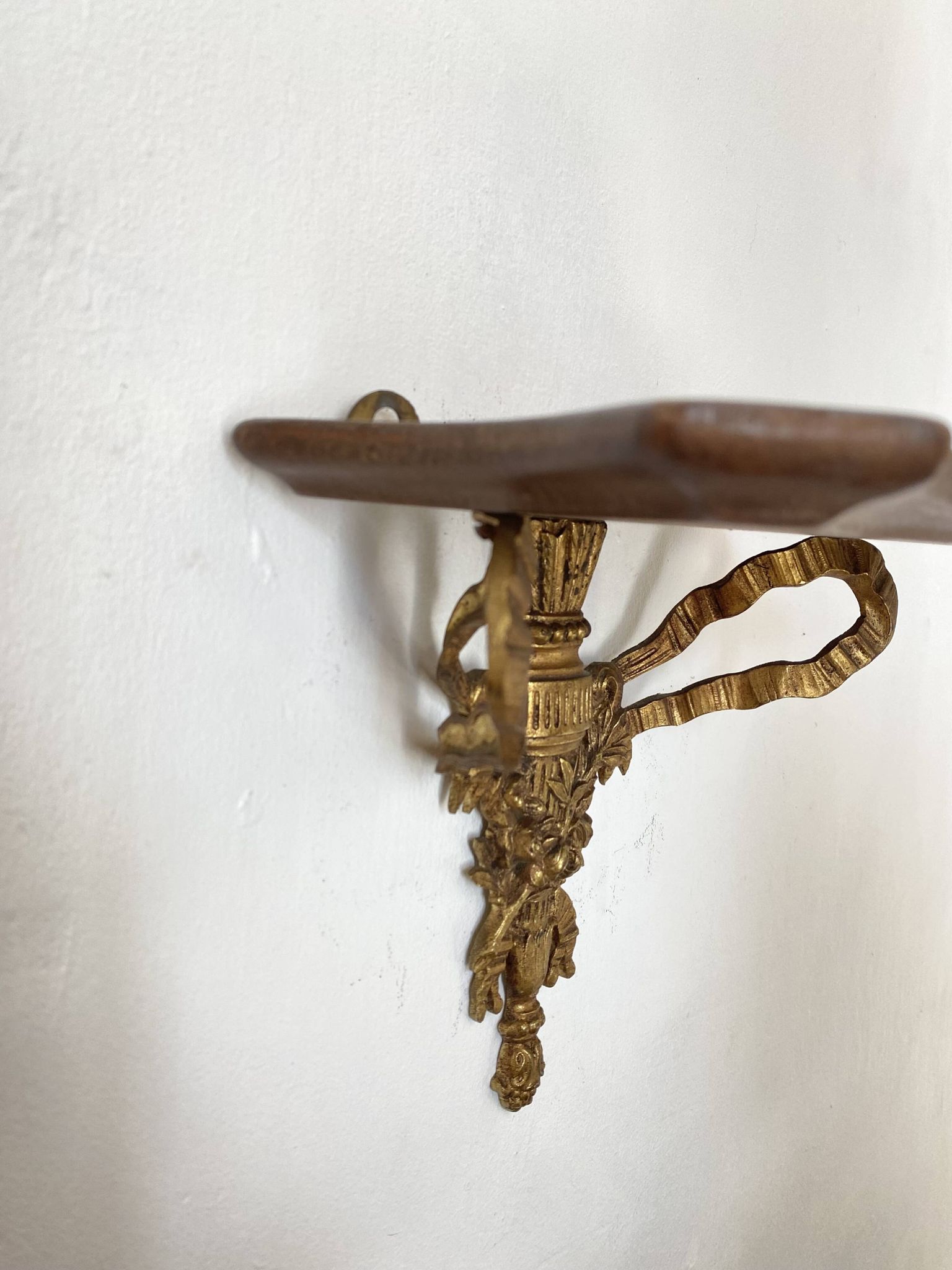 Étagère baroque en bois et bronze à décor de ruban