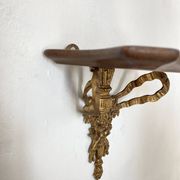 Étagère baroque en bois et bronze à décor de ruban