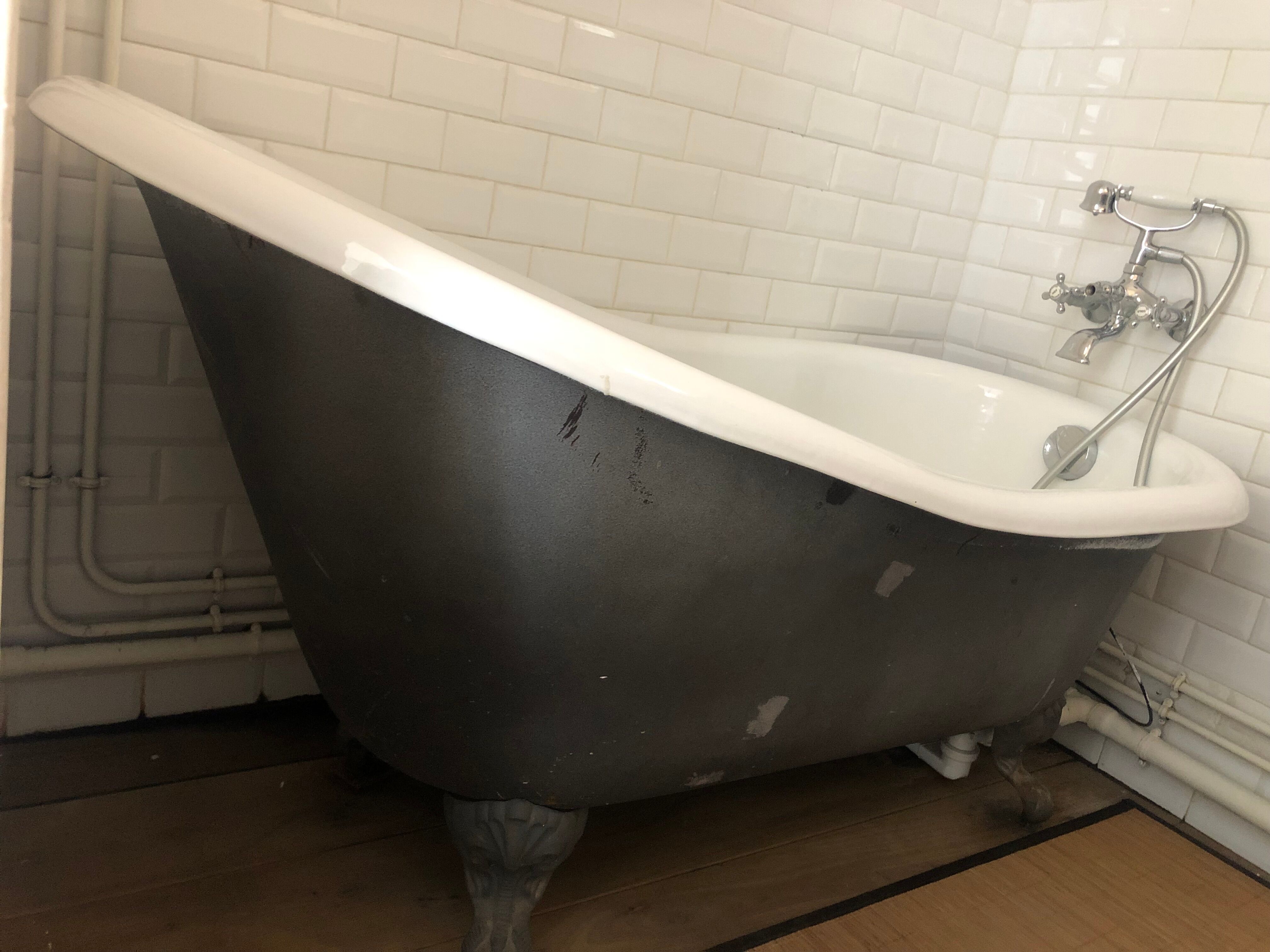 Cast iron bath with lion legs