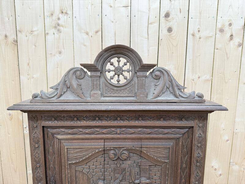 Bonnetiere - Armoire bretonne en chêne massif sculpté