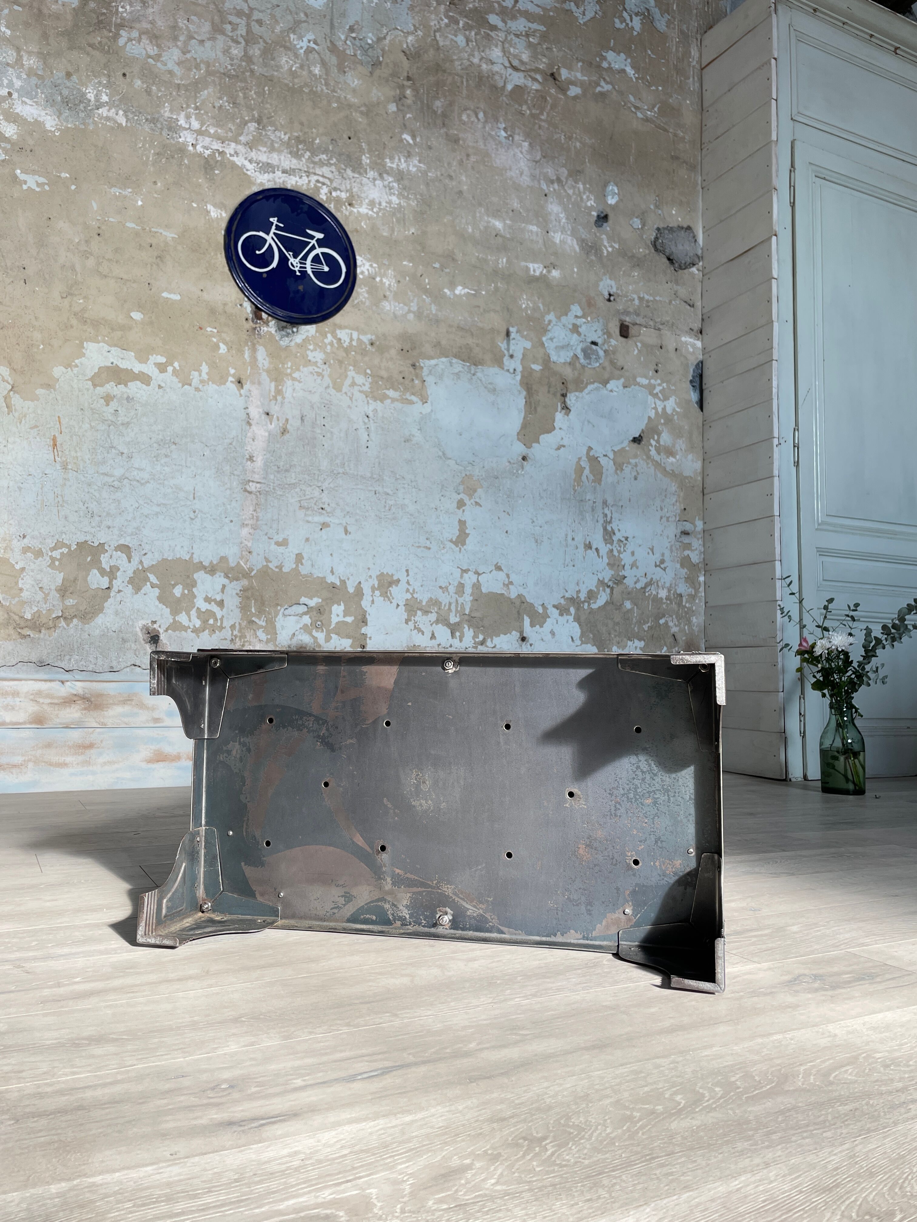 Strafor double-door corrugated iron cloakroom, circa 1920.