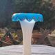 Vase en opaline savonneuse et corolle bleu drapeau