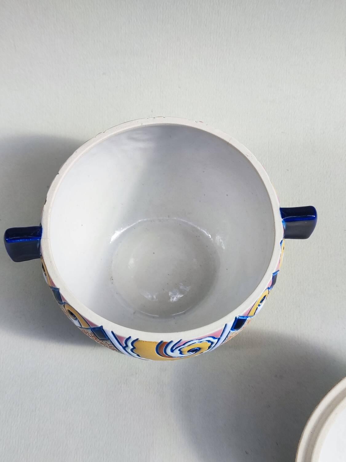 Pot amphore en porcelaine et son couvercle