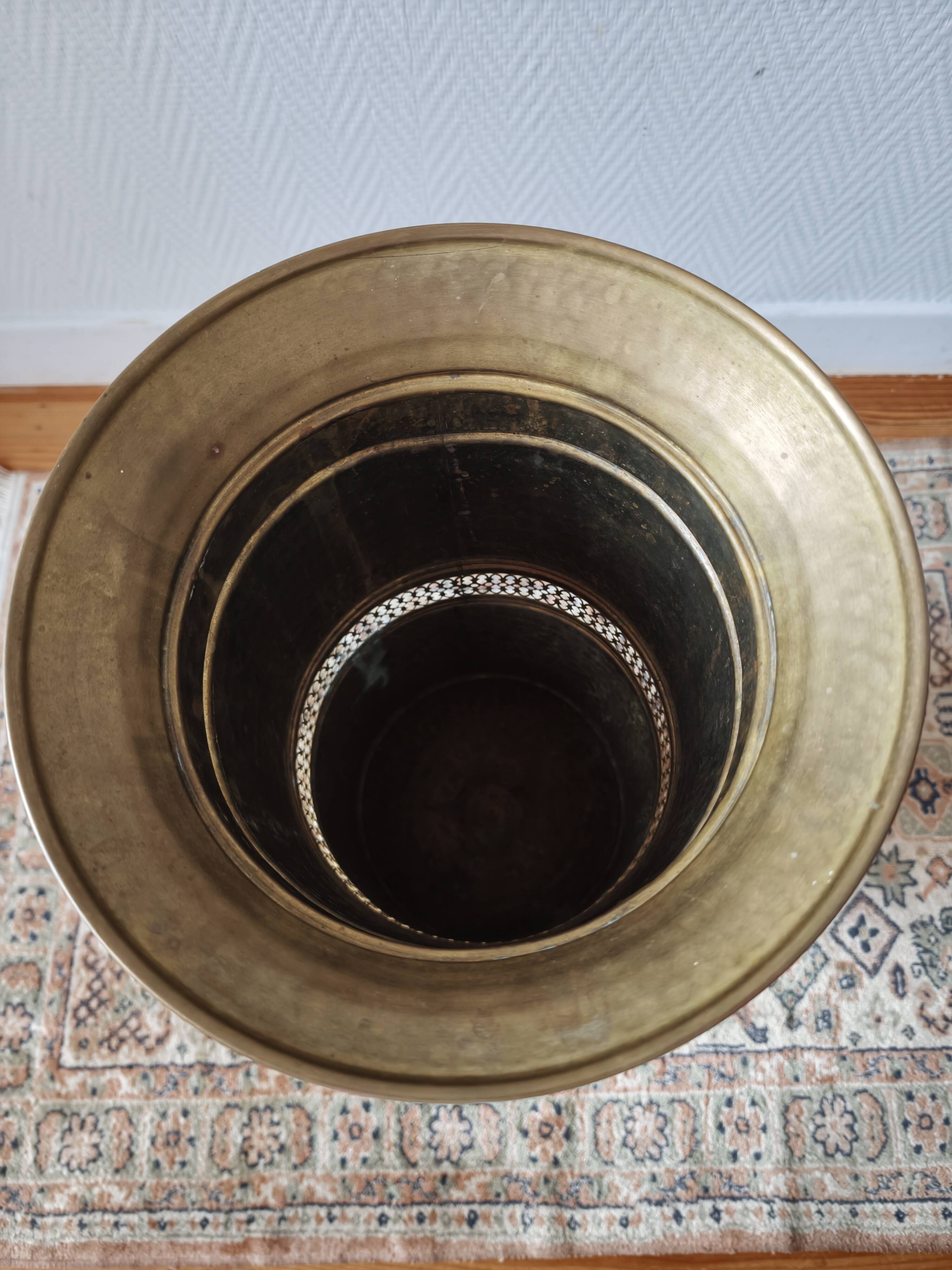 Vintage brass umbrella stand – lion head handles