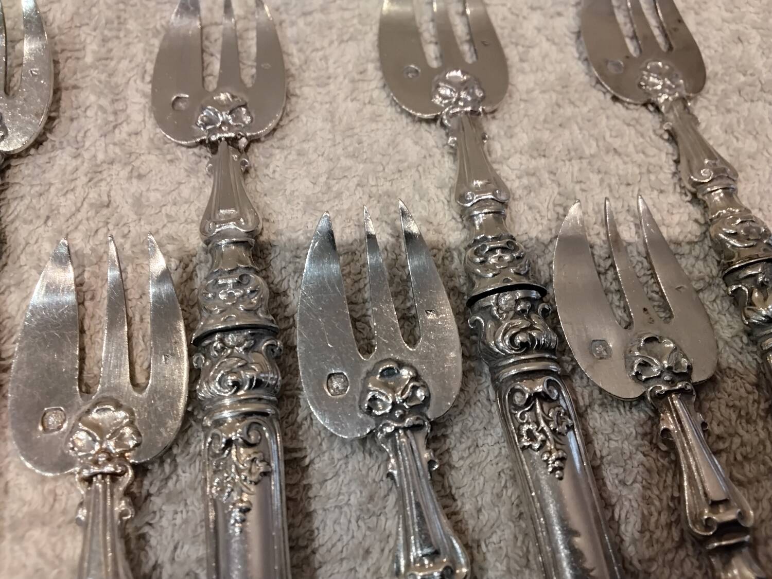 11 silver oyster forks, 800 Minerva style, Louis Philippe