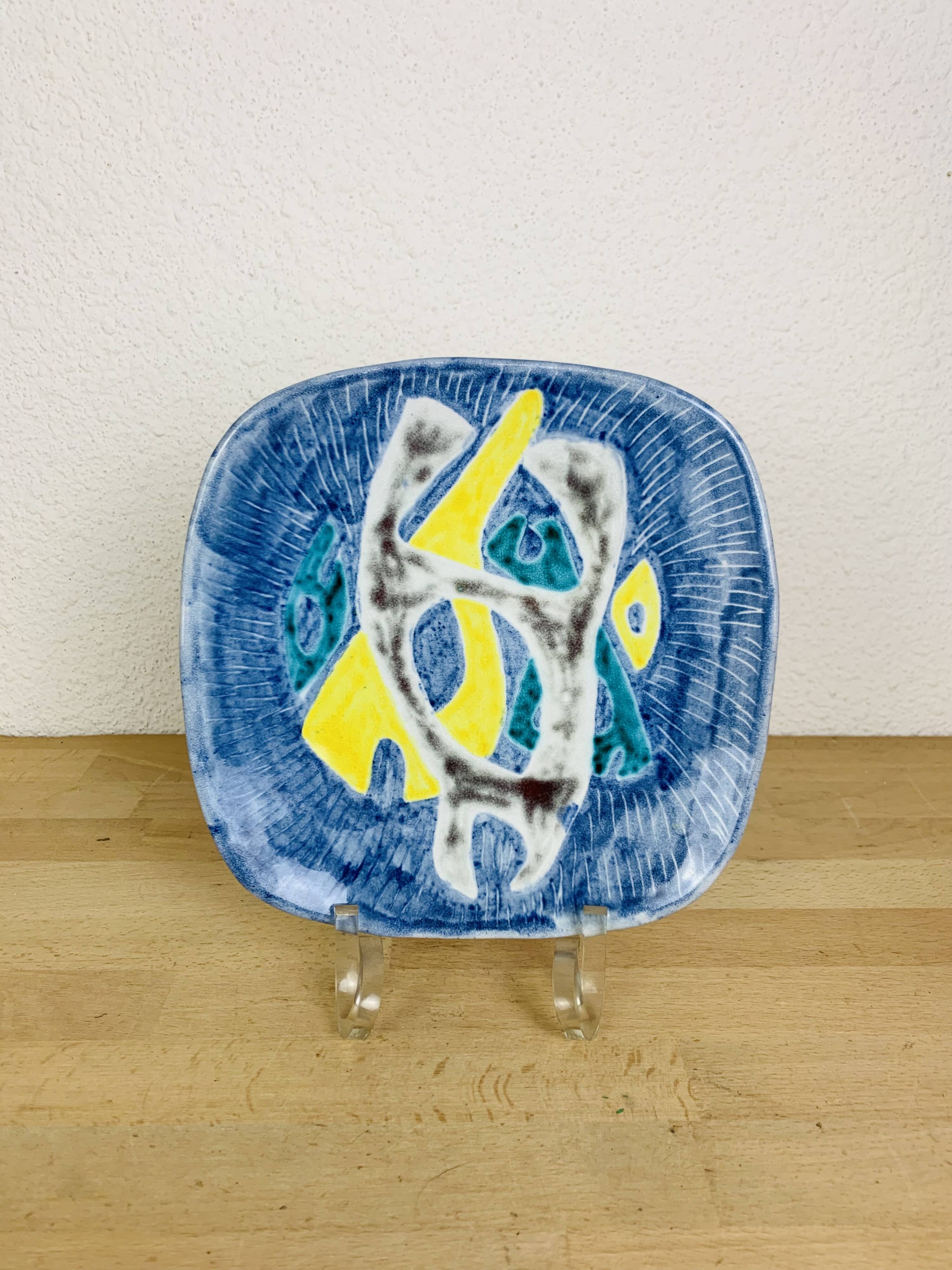 Ceramic plate from the 1950s with abstract decoration signed BB.