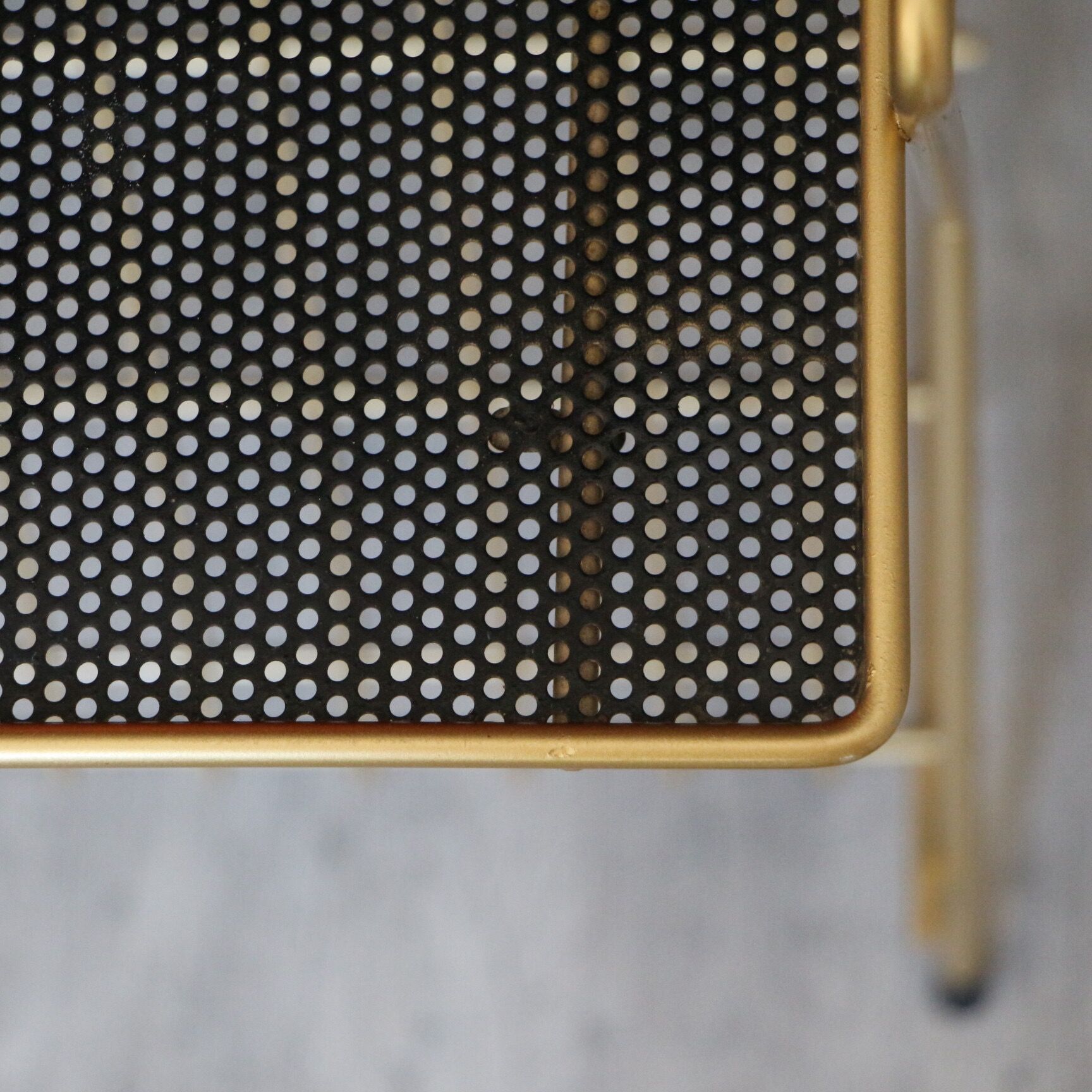 Sellette ranges vinyls in metal