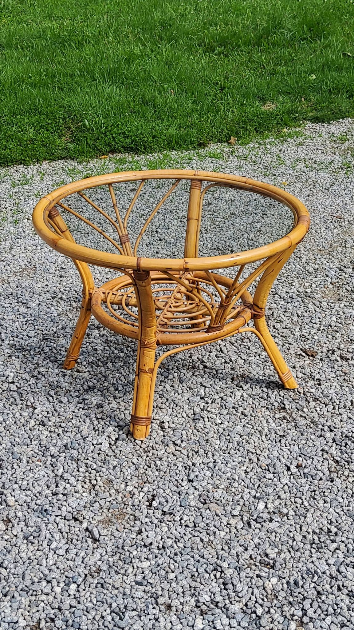 Table basse ronde en rotin plateau en verre des années 70