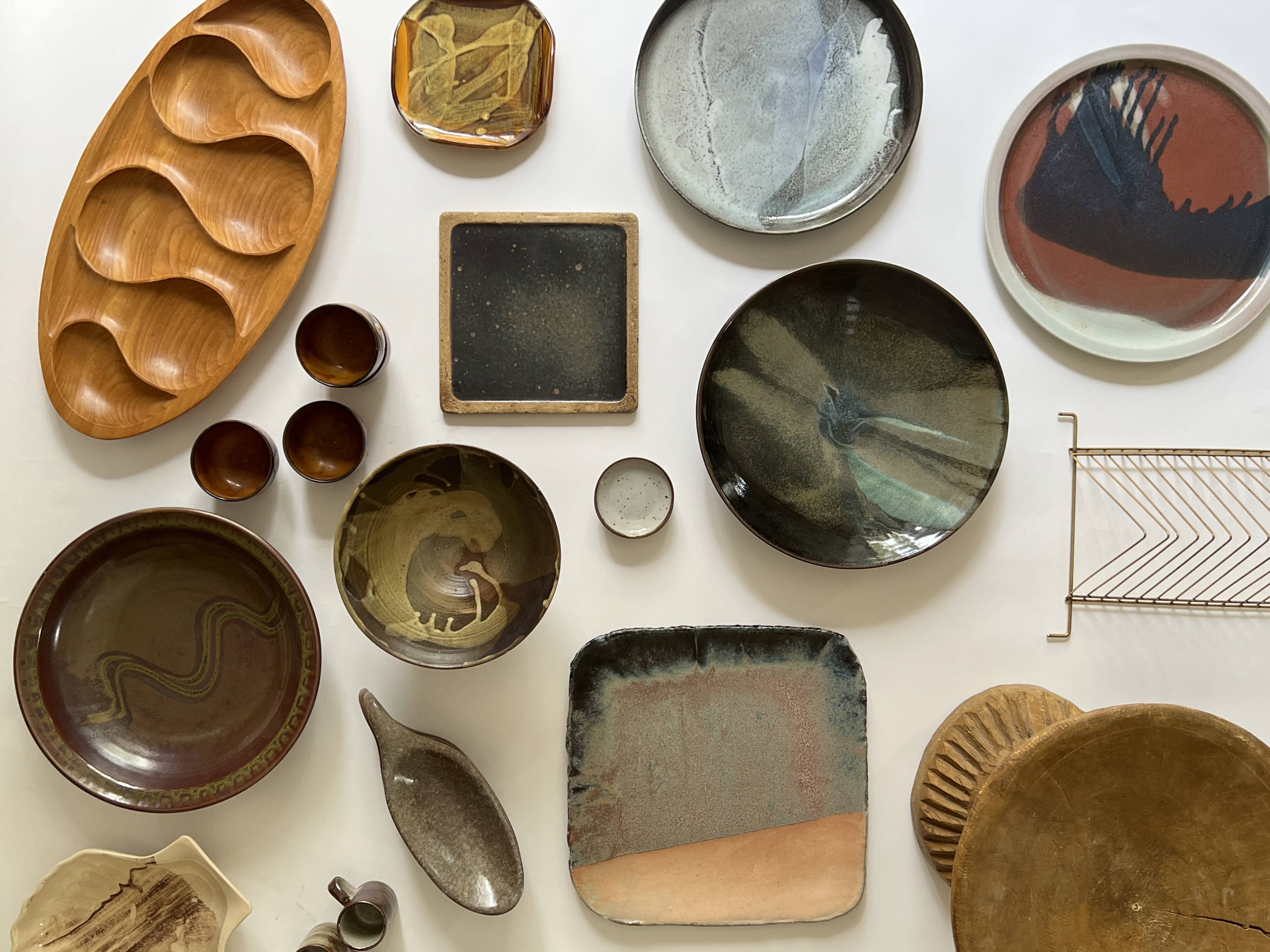 Grand plat en céramique émaillée fait main et signé PM, France 1970