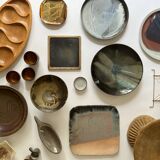 Grand plat en céramique émaillée fait main et signé PM, France 1970