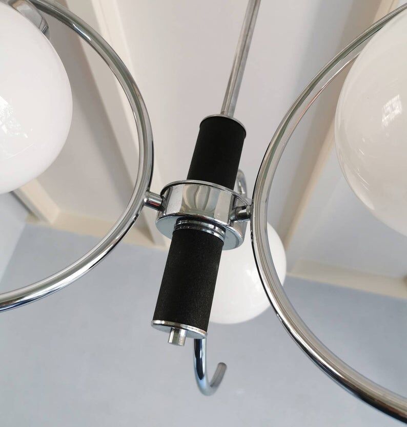 Lustre chrome avec 3 sphères en verre blanc, années 70