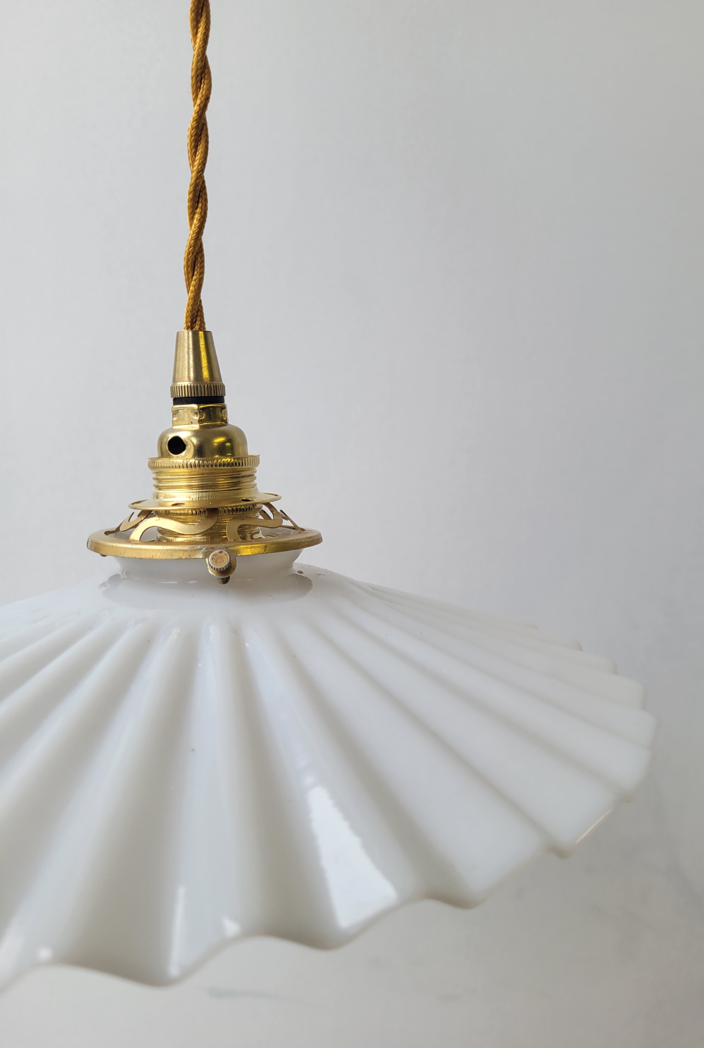 Suspension in white pleated opaline