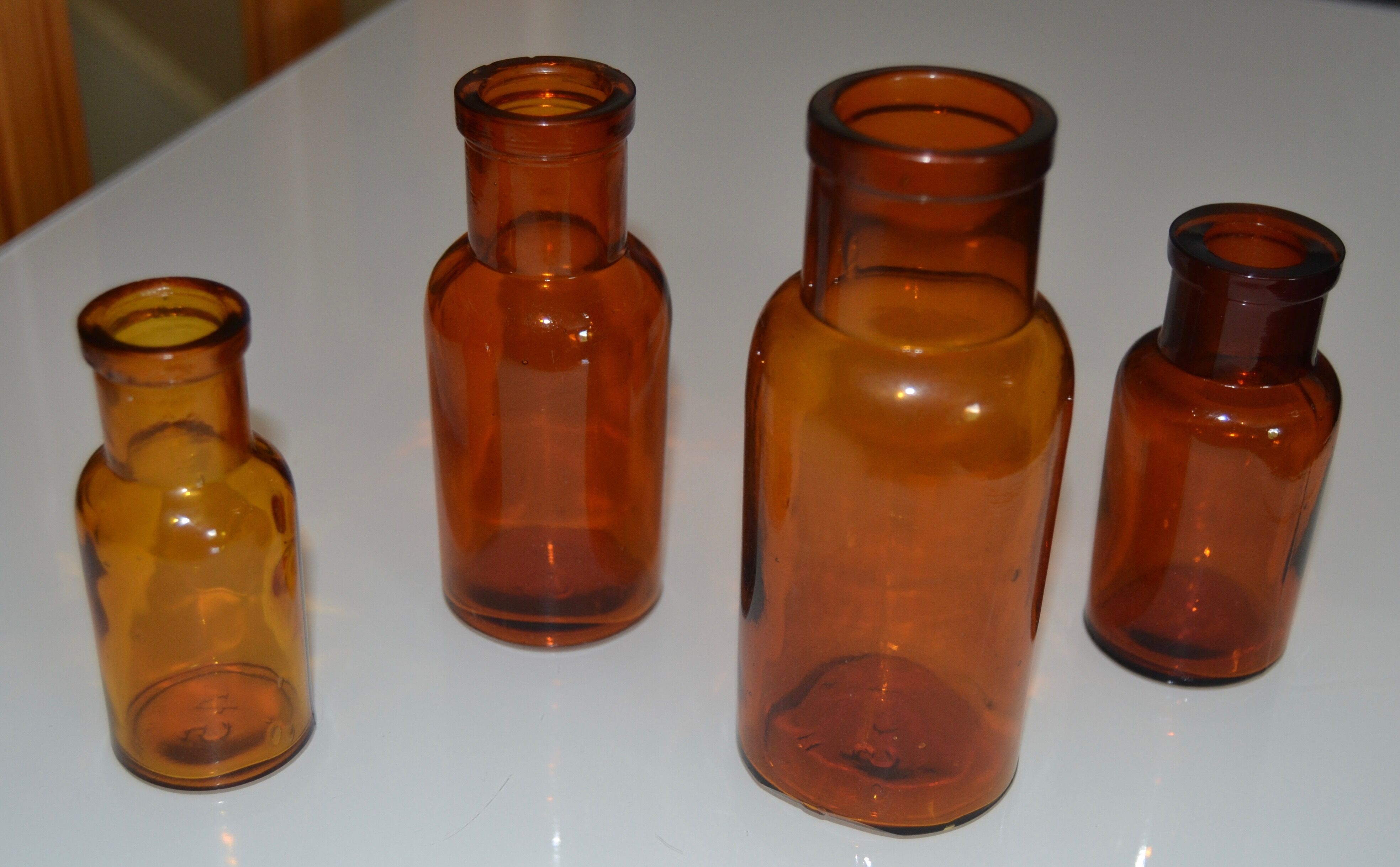 Suite de quatre vases soliflore flacons bouteilles d'apothicaire