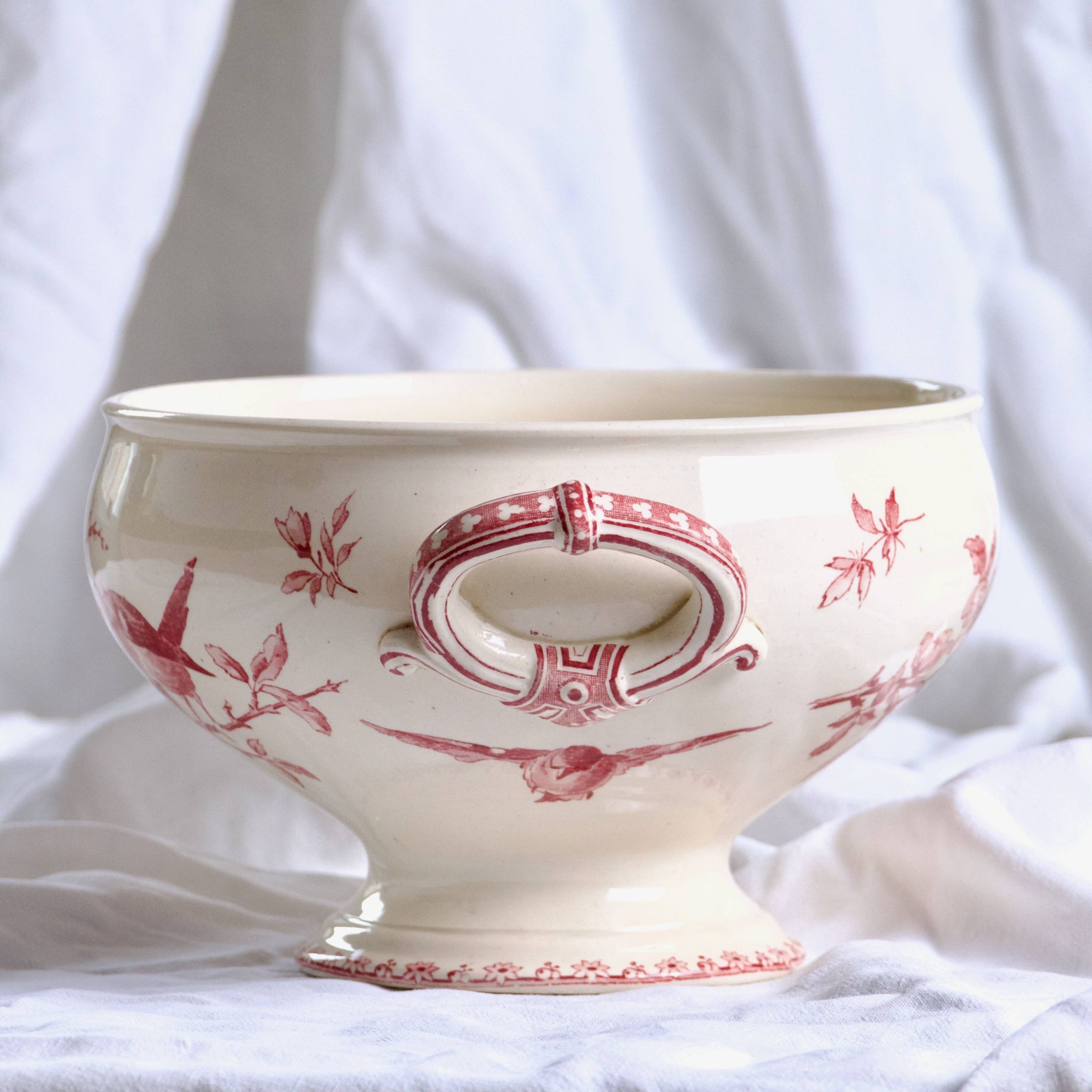 Salad bowl, soup tureen in pink ironware Sarreguemines "Favori" service, 19th century