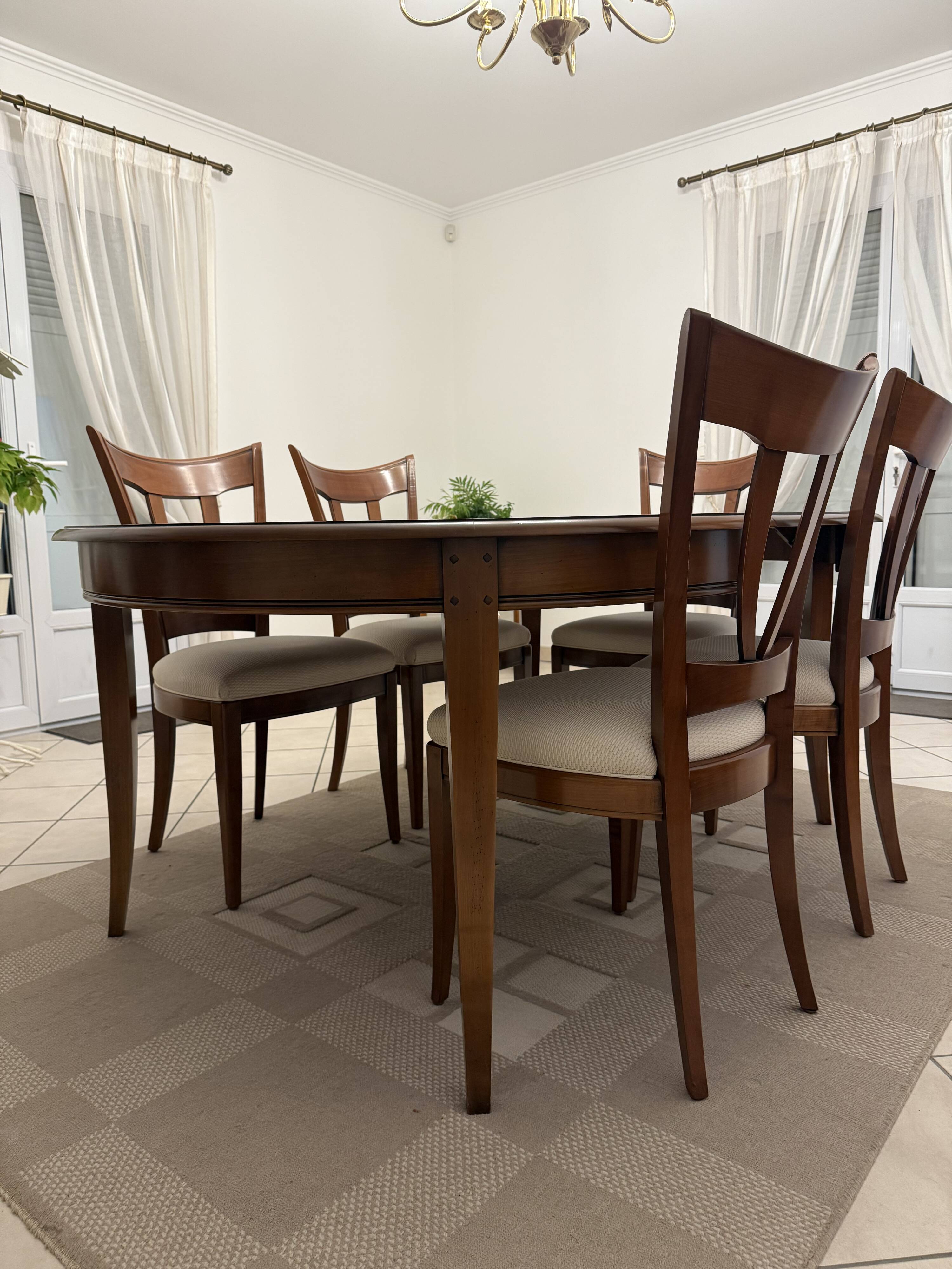 Table et chaises en merisier style Louis Philipe