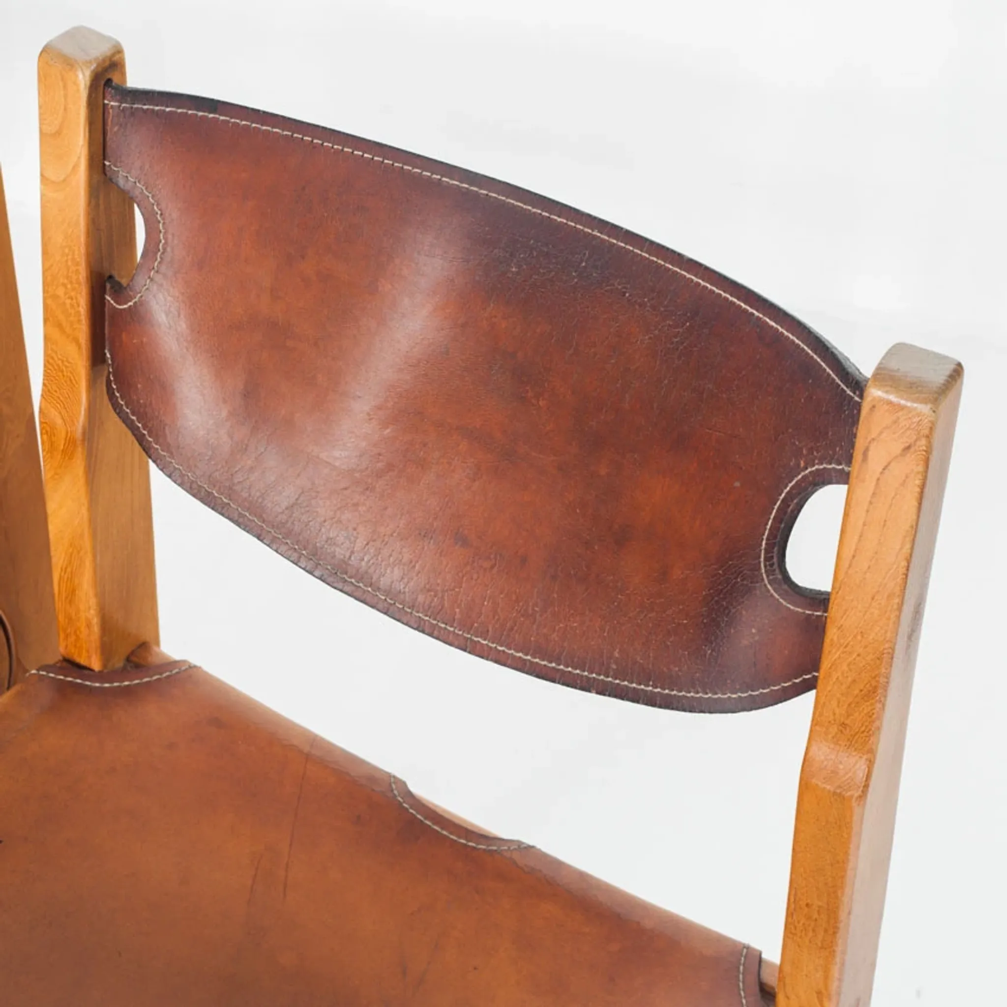 Ensemble de quatre chaises vintage. Bois d'orme et cuir. Maison Regain 70s