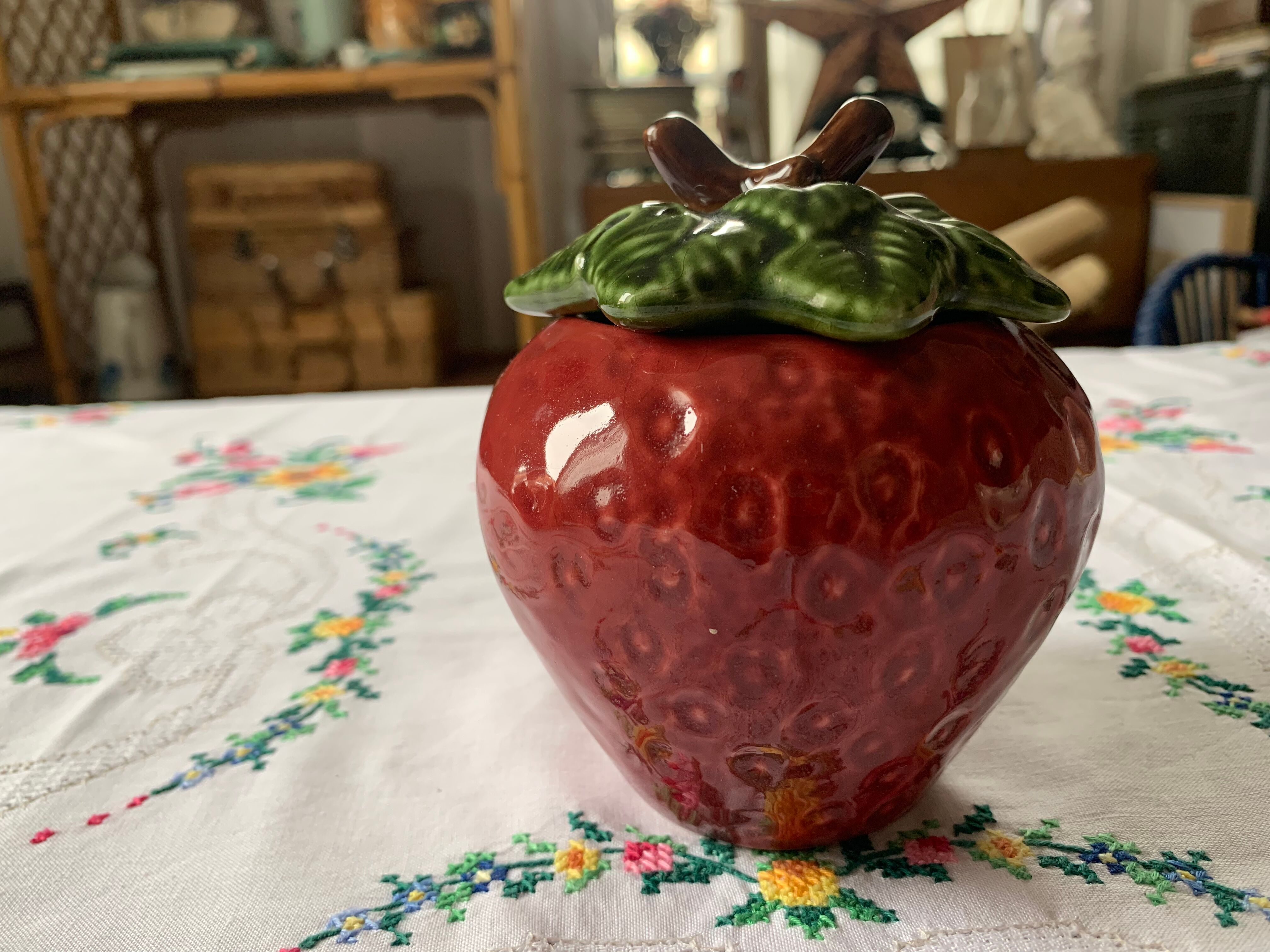 Strawberry-shaped slurry pot