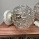 Paire d’appliques globes vintage en verre ciselé