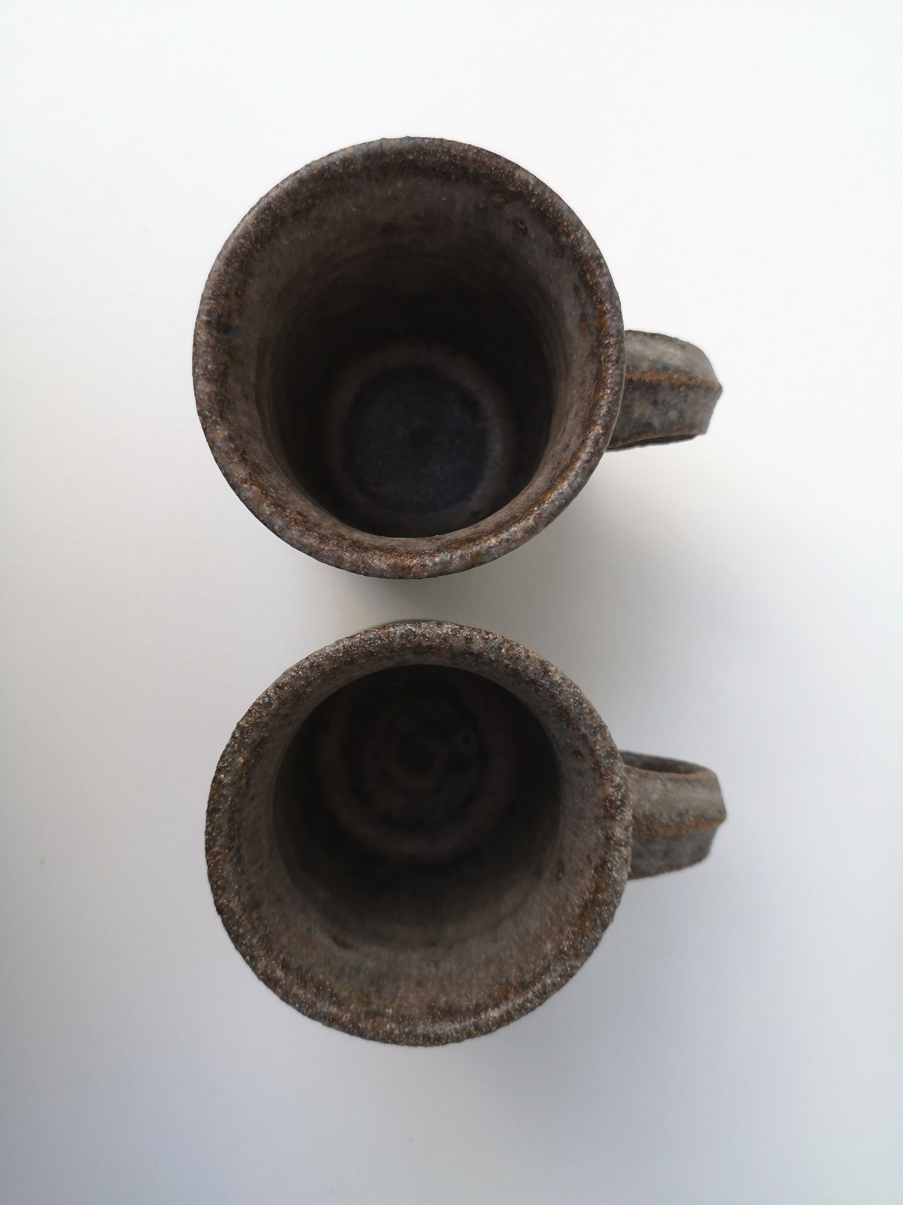 Duo vintage sandstone mugs