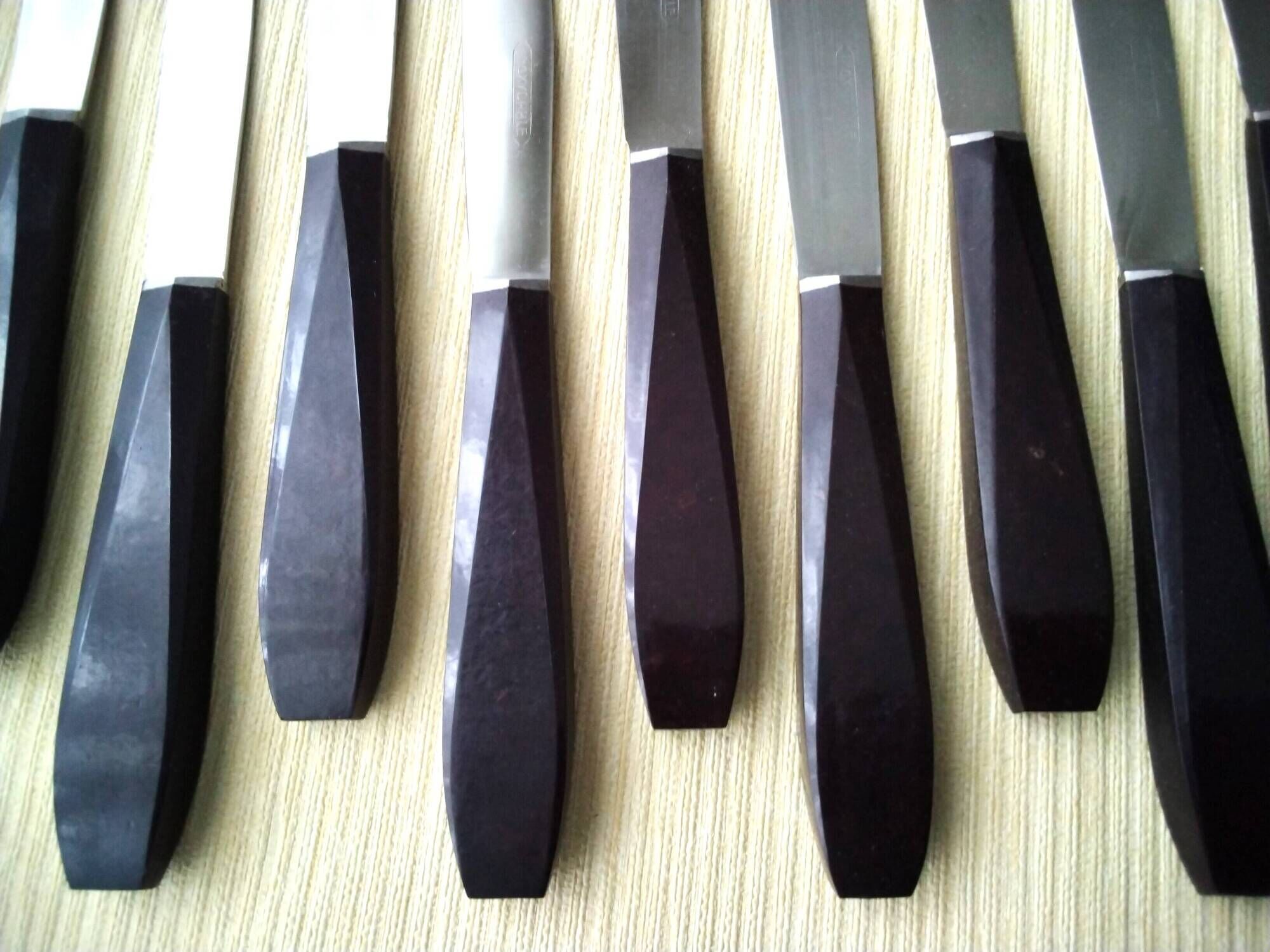 Box of 12 vintage table knives in stainless steel and brown bakelite