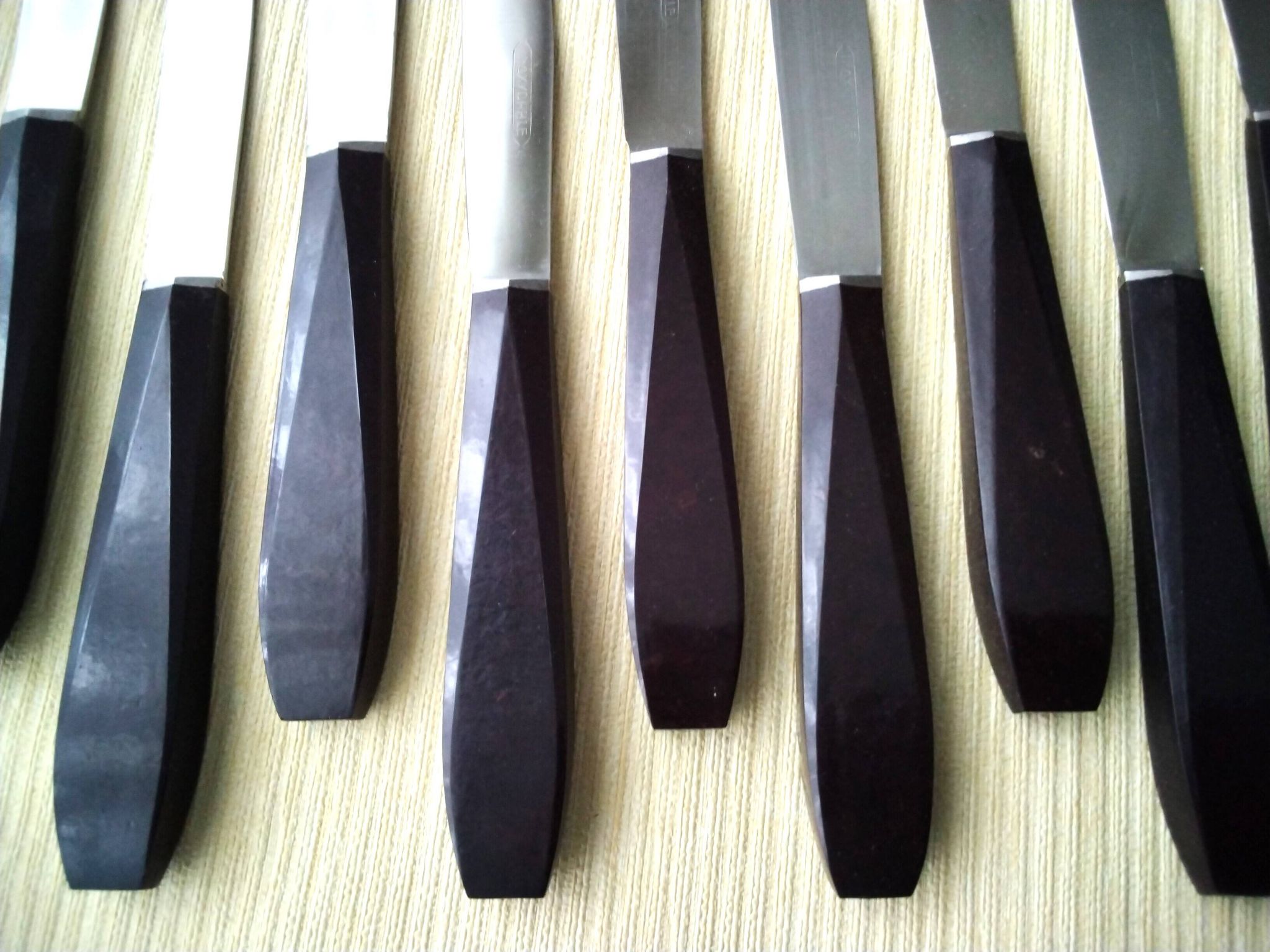 Box of 12 vintage table knives in stainless steel and brown bakelite