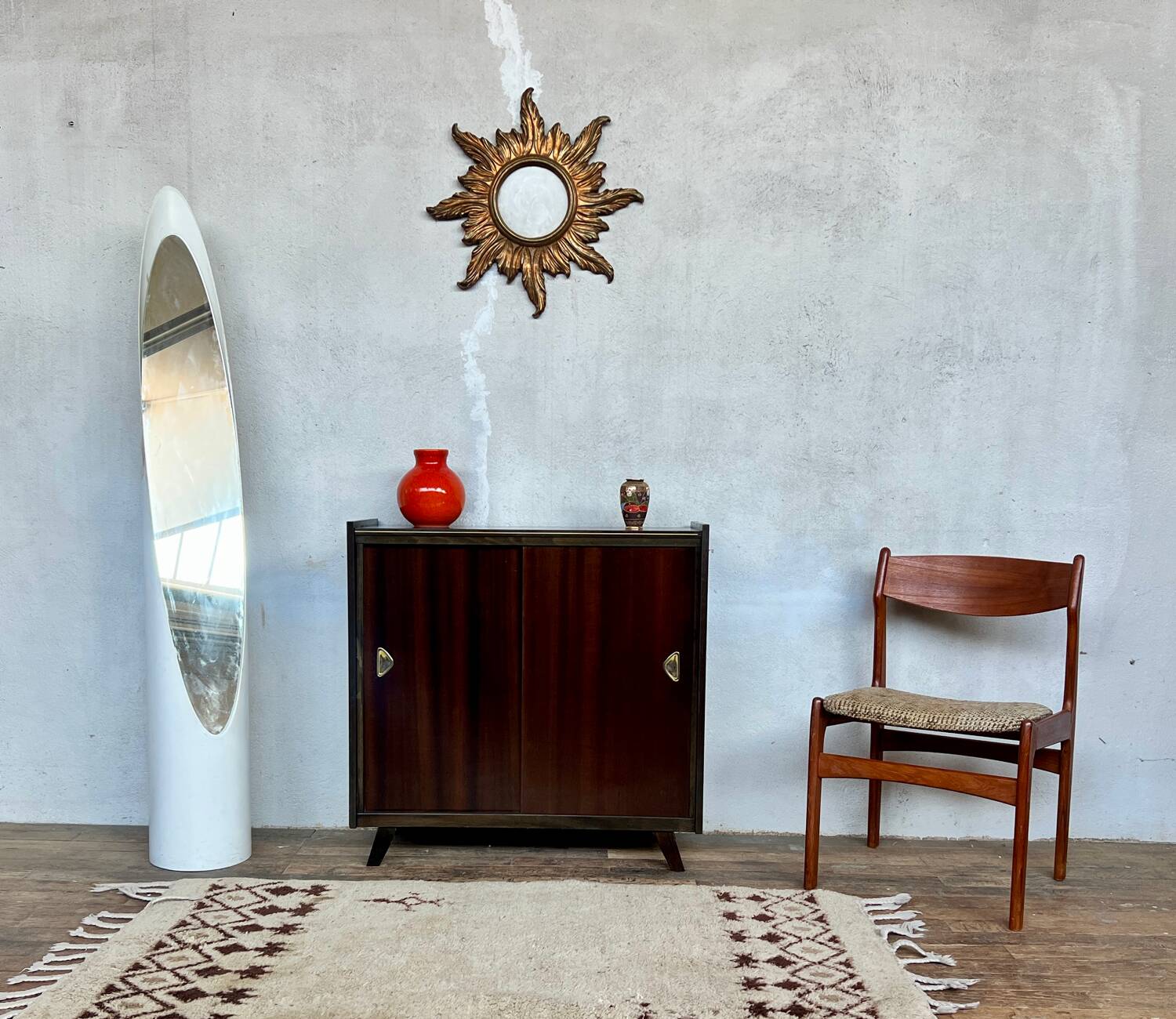 Furnished shoe cabinet with sliding doors