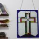 Vitrail décoratif Croix – Verre coloré fait main, 40 × 60 cm