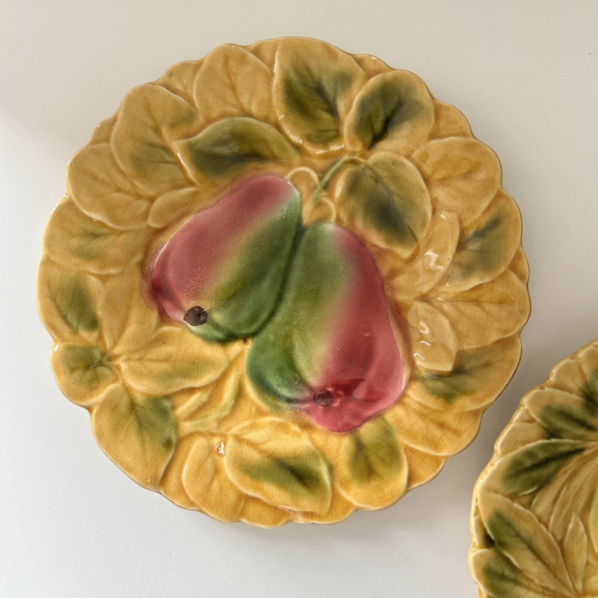 2 assiettes Sarreguemines en barbotine