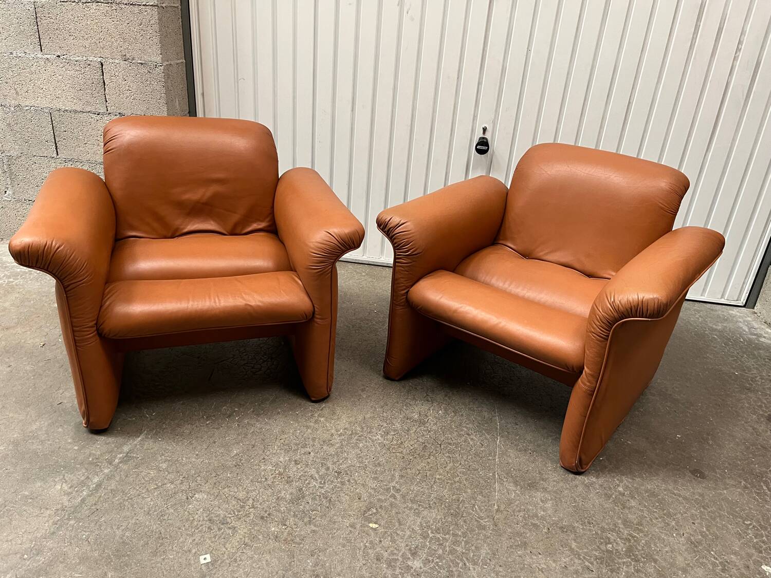 Paire fauteuils cuir design italien