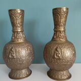 Jolie paire de vases asiatiques anciens en bronze