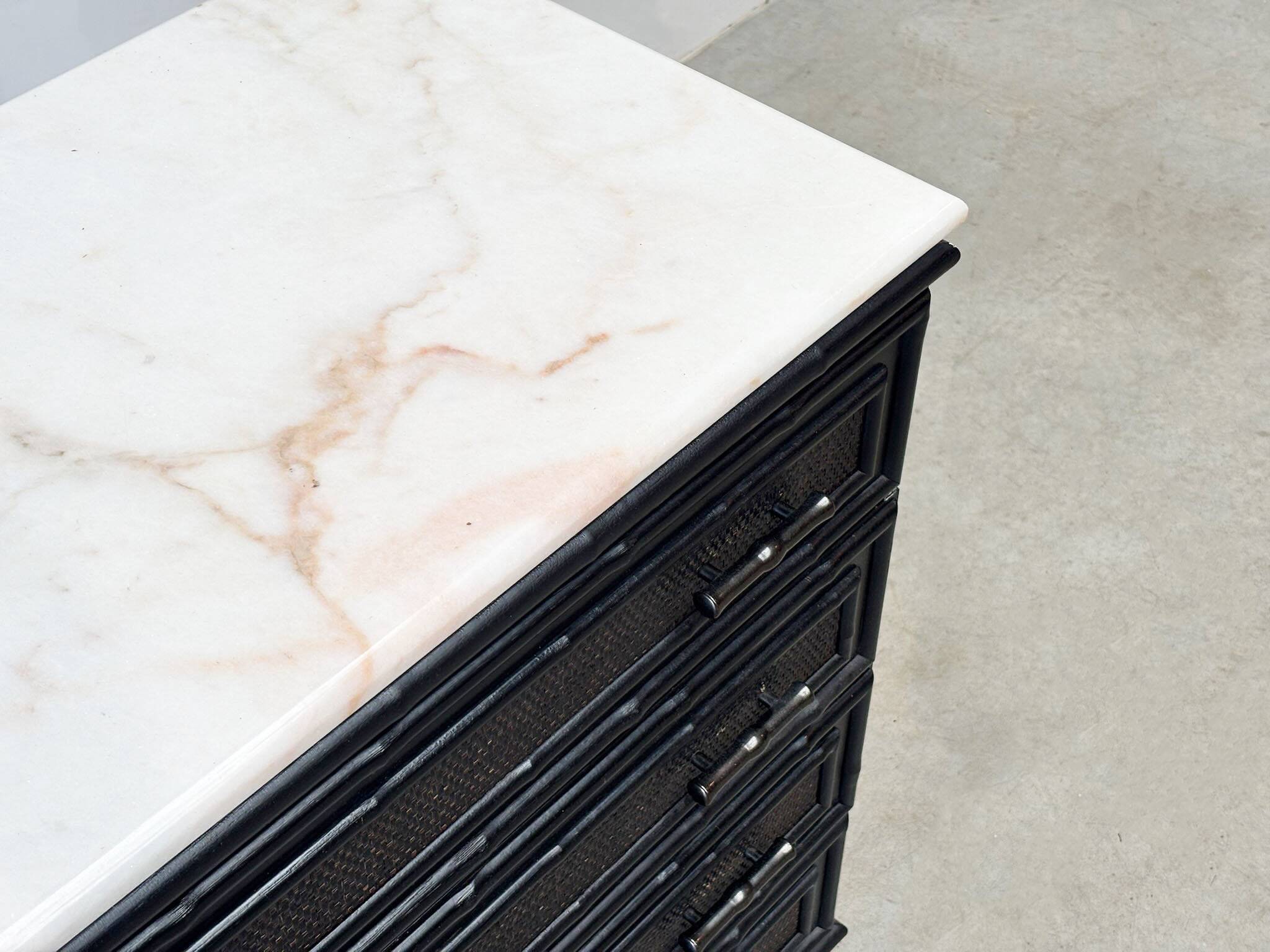 Meuble en rotin noir avec plateau en marbre