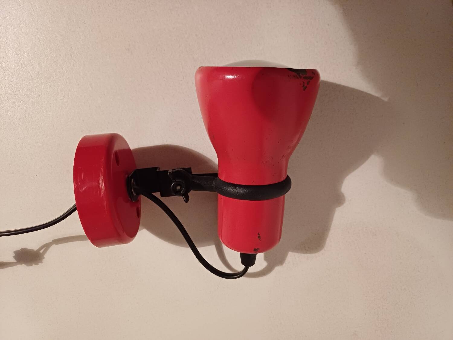 Spot mural en métal laqué rouge 70's