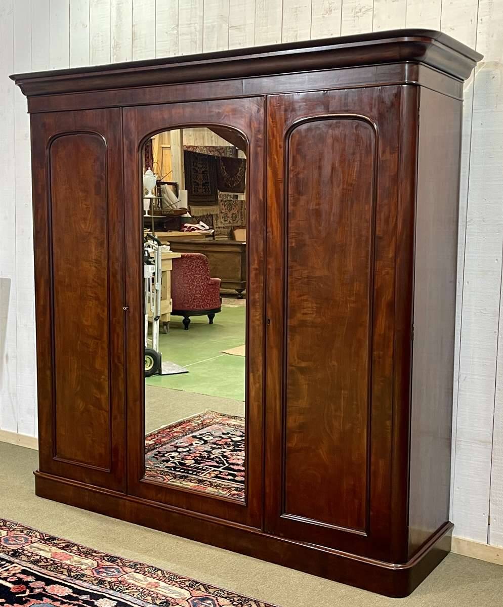 19th-century Victorian English bedroom wardrobe in mahogany.