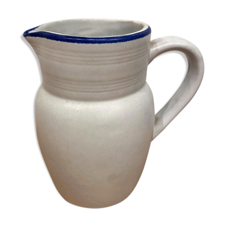 Broc pitcher in sandstone of the rock