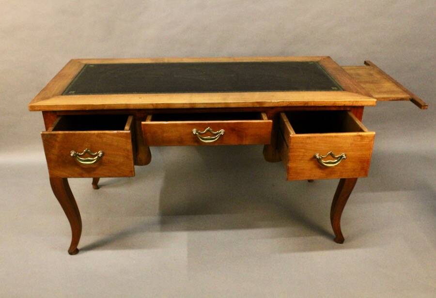 Bureau plat en merisier et son fauteuil