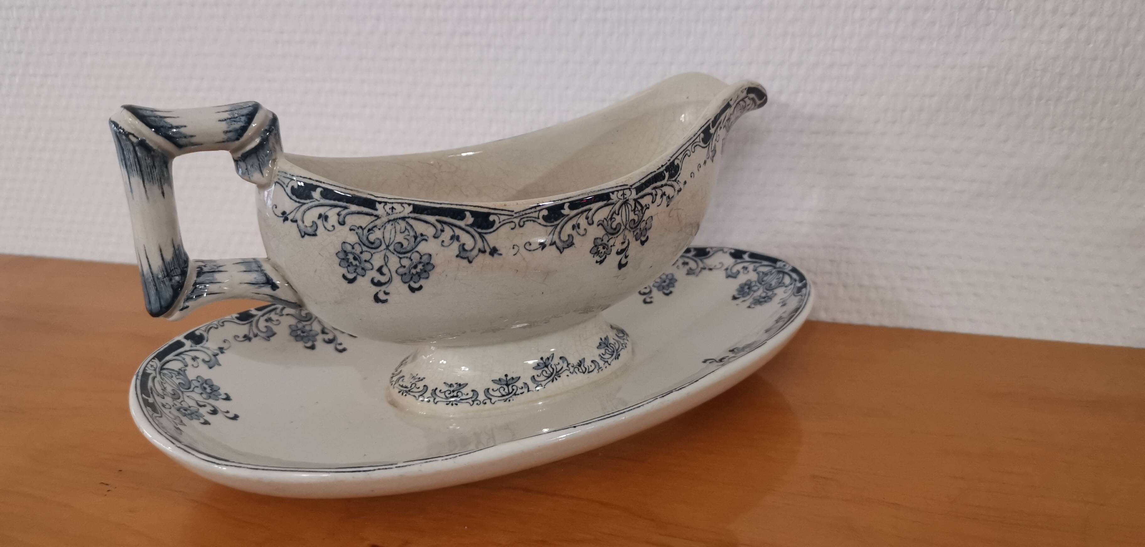 Gravy boat on foot in blue/green iron clay model "Mignon", H & Cie Sarreguemines