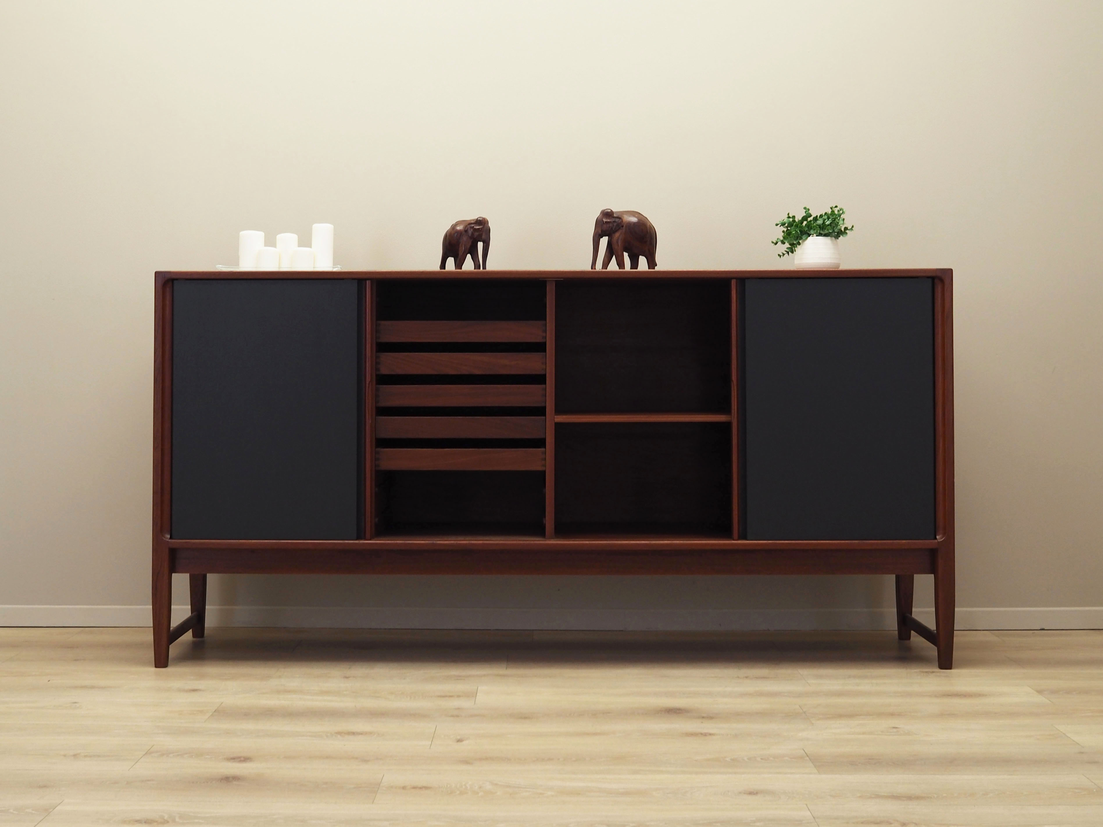 Enfilade en teck, design danois, années 1970, production: danemark
