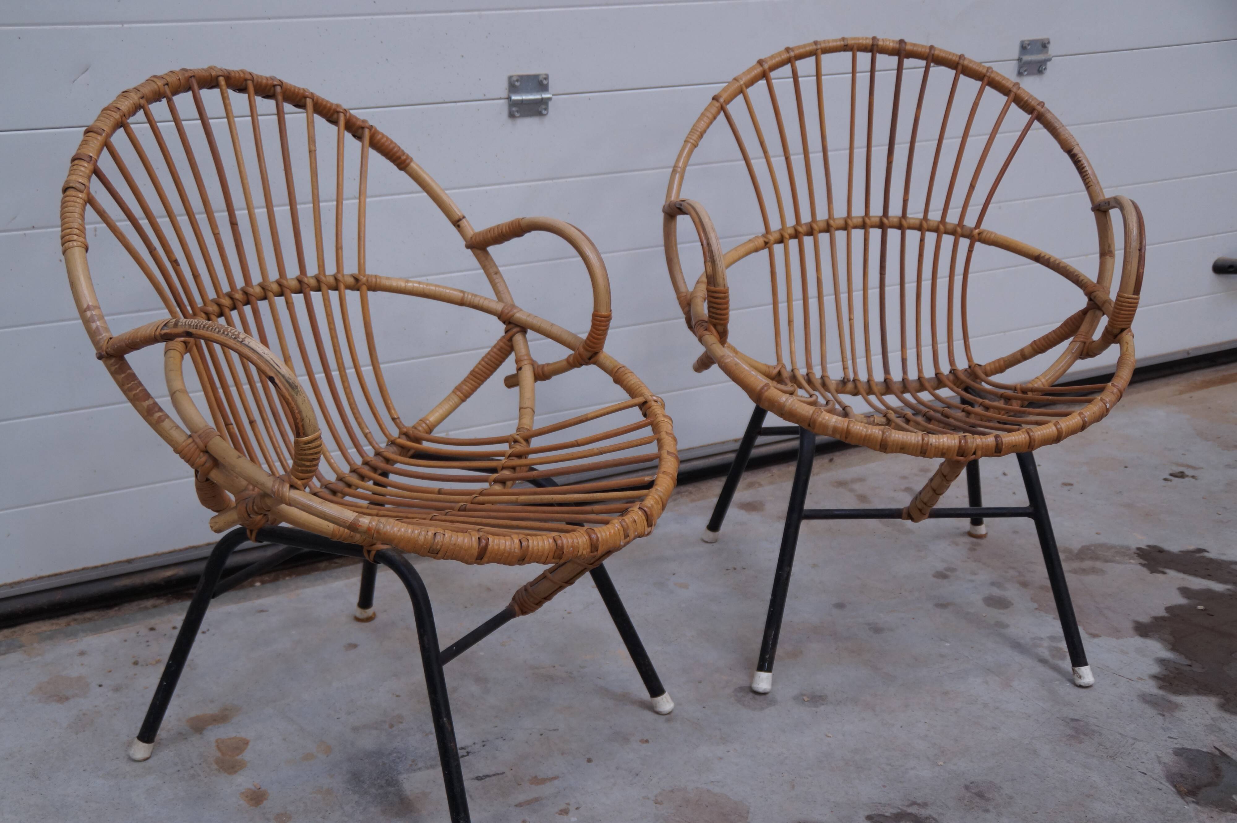 Paire de fauteuils corbeille en rotin