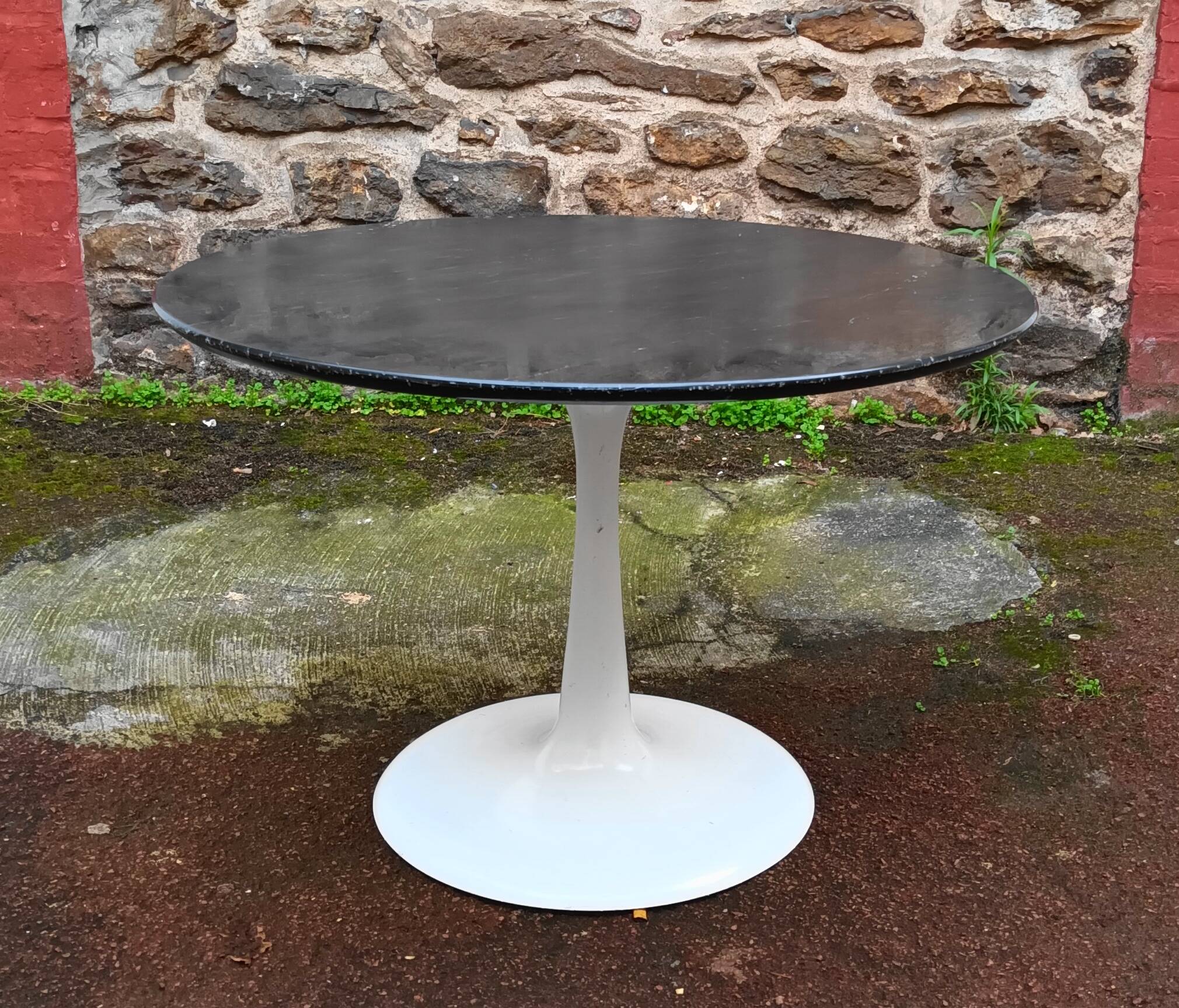 Round coffee table with tulip foot from the 70s