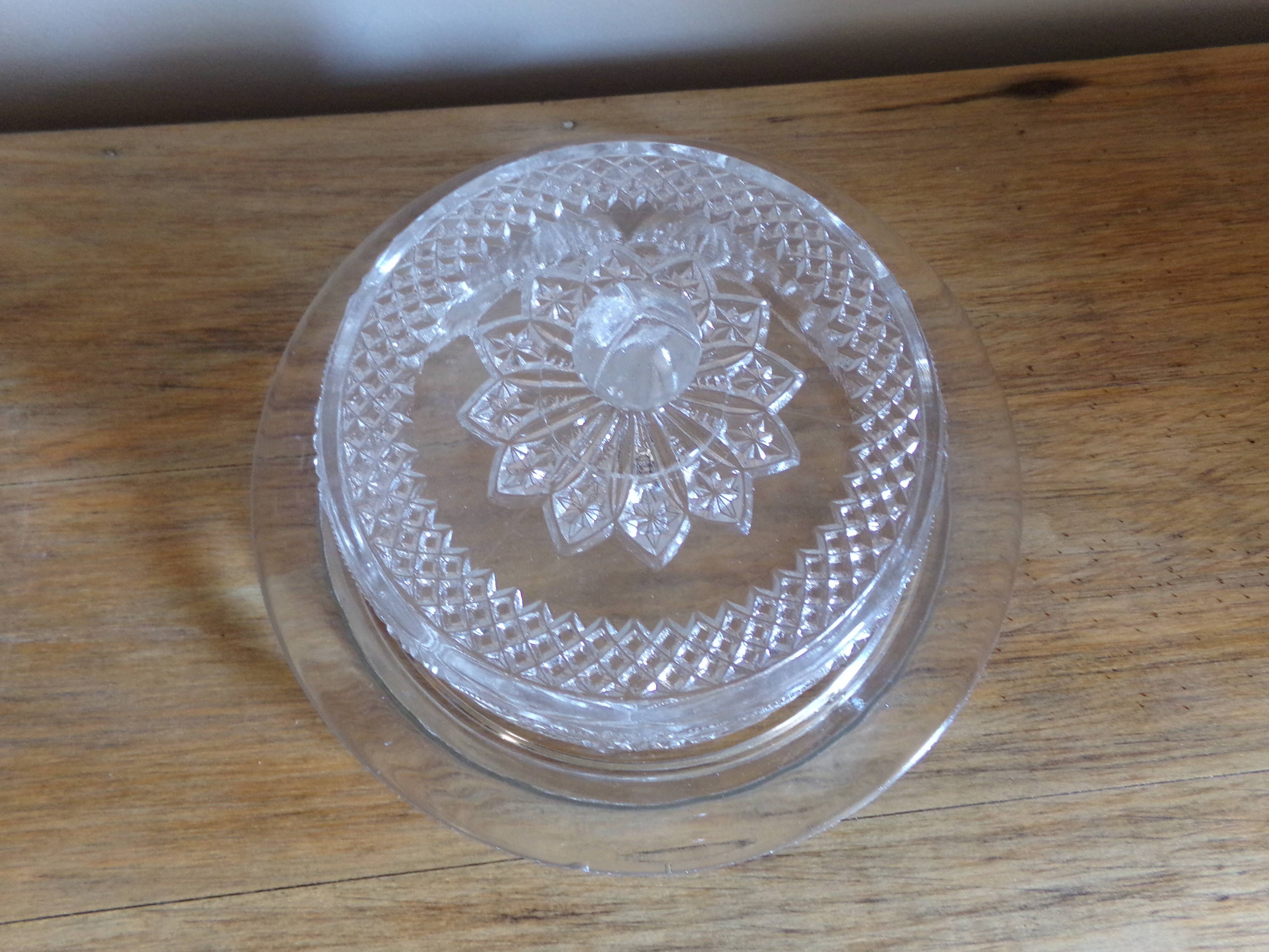 Cloche en verre ciselé et son plat